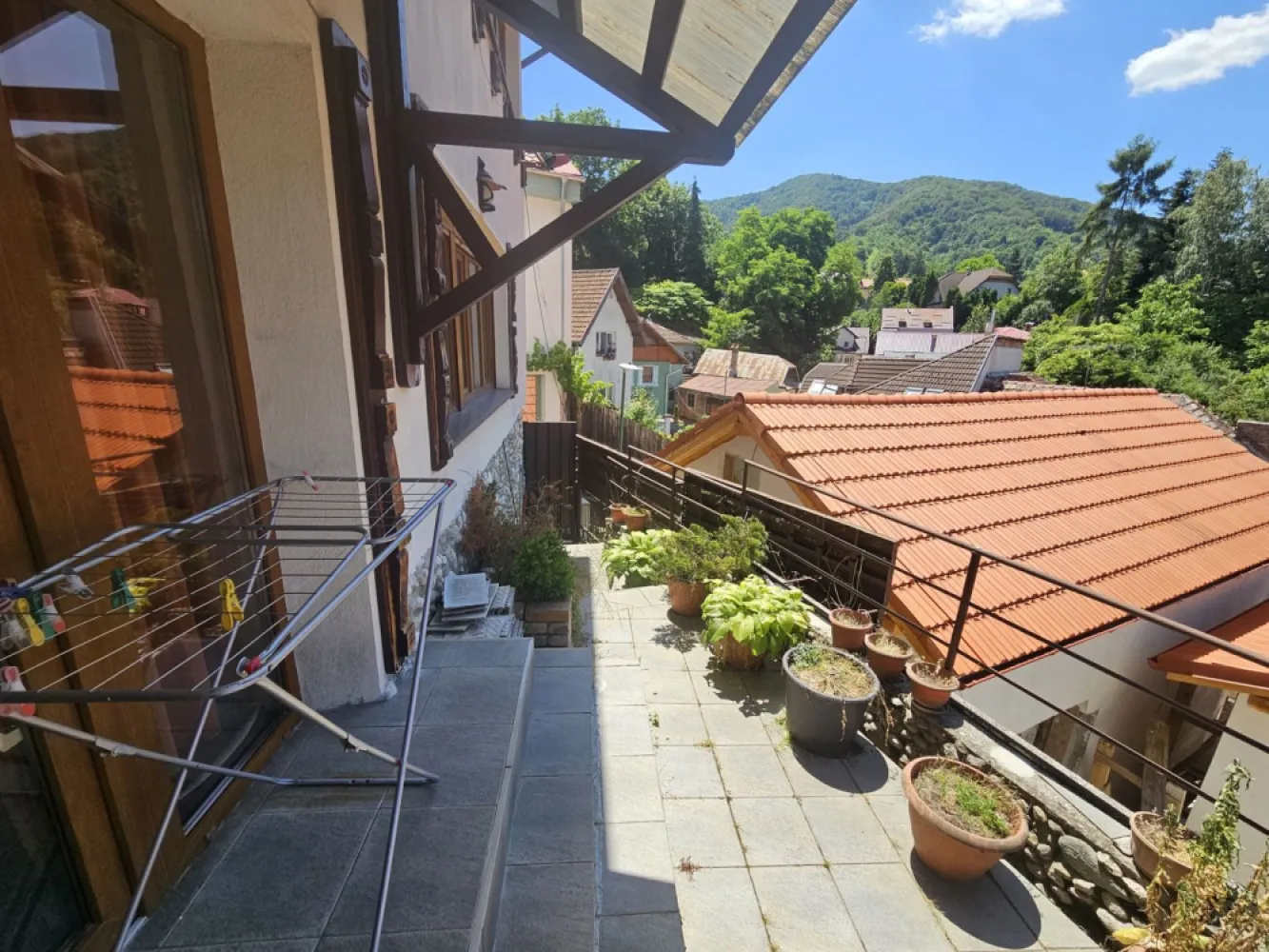 BRASOV Prund-Schei - K-Imobiliare Consult va ofera spre achizitie un imobil de cca 200 mp, pe o parcela de 160 mp in Schei. Imobilul este pozitionat extraordinar, intr-o zona idilica, cu vedere la munte, are curtea gen terasa, amenajata in spatele casei pentru intimitate deplina si are vecinatati selecte. Este compus din living plus patru dormitoare, trei holuri, bucatarie de 20 mp, doua bai, camera tehnica separata in curte si a fost reconstruit complet intre anii 1995 si 1997. Se vinde exact cum se observa in fotografii. Actele sun la zi, nu este purtator de TVA, acesta fiind pretul final.