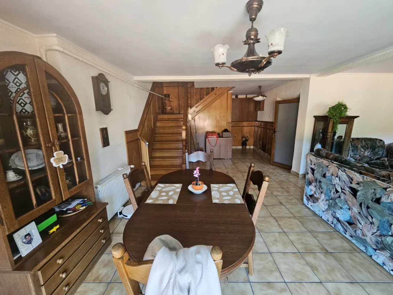 BRASOV Prund-Schei - K-Imobiliare Consult va ofera spre achizitie un imobil de cca 200 mp, pe o parcela de 160 mp in Schei. Imobilul este pozitionat extraordinar, intr-o zona idilica, cu vedere la munte, are curtea gen terasa, amenajata in spatele casei pentru intimitate deplina si are vecinatati selecte. Este compus din living plus patru dormitoare, trei holuri, bucatarie de 20 mp, doua bai, camera tehnica separata in curte si a fost reconstruit complet intre anii 1995 si 1997. Se vinde exact cum se observa in fotografii. Actele sun la zi, nu este purtator de TVA, acesta fiind pretul final.