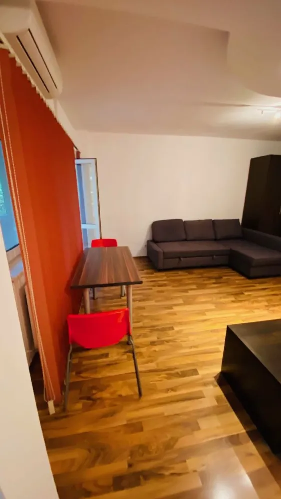 Lacul Tei - Inginerilor - K Imobiliare va propune spre vanzare o garsoniera impecabila, situata la et. 1/10 al unui bloc (anvelopat) construit in 1986 si fara risc seismic. Garsoniera a fost renovata complet, instalatii sanitare si electrice noi, gresie, faianta, parchet, usa metalica, termopan, balcon inchis. Aceasata se vinde mobilata si utilata asa cum se vede si in fotografii. Parcul si lacul Tei la o distanta de 150 m. Comision 2%. Pret usor negociabil.