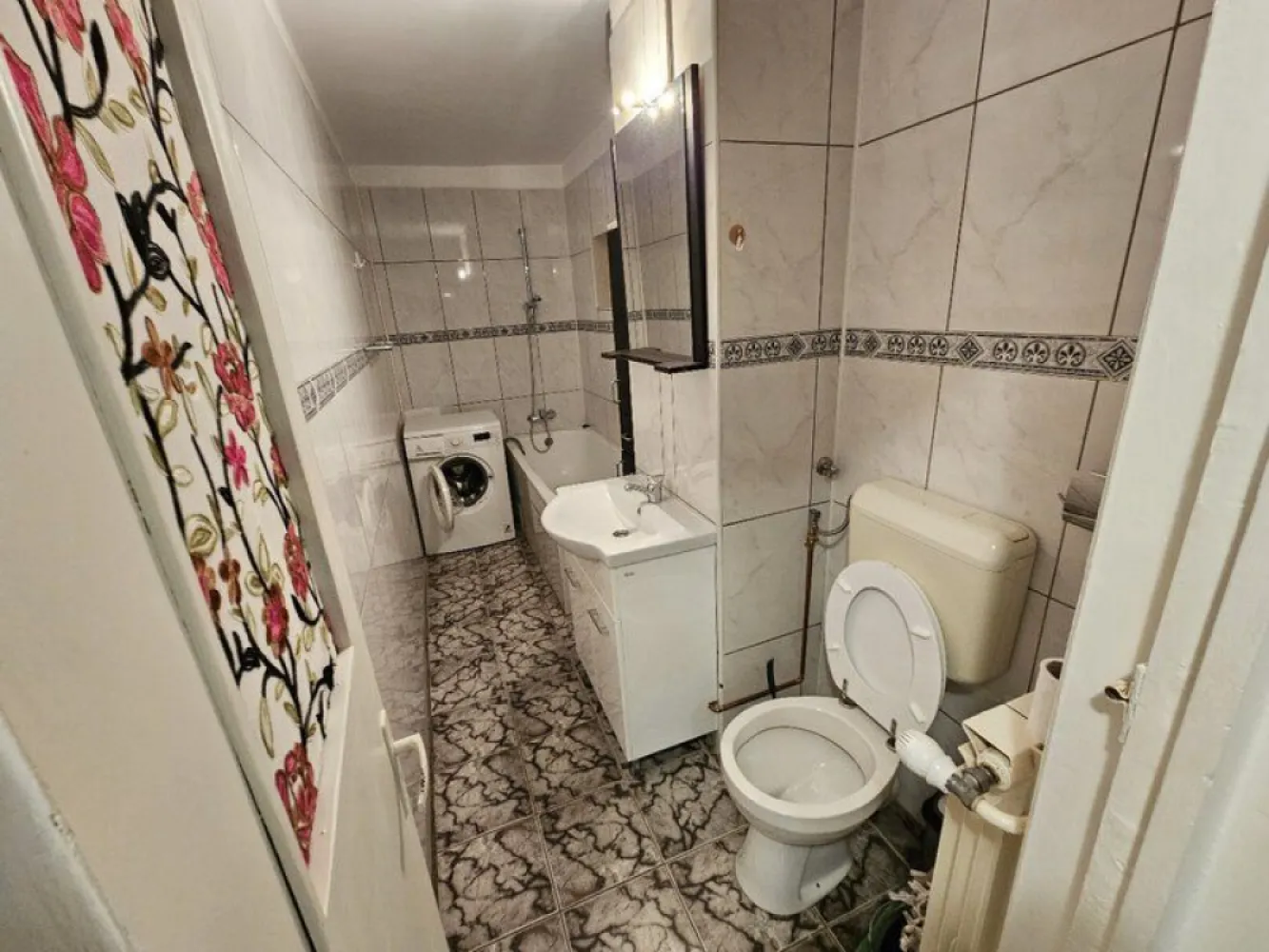 Unirii Alba Iulia de inchiriat apartament 2 camere mobilat si utilat - K Imobiliare propune in zona Unirii Alba Iulia magazin Naturalia, ap. 2 camere, etaj 1, suprafata 72 mp, mobilat, utilat, ideal locuit .