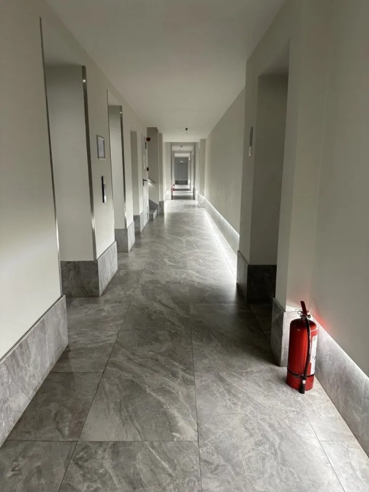 Cloud9 Resid. | Duplex & Gradina Privata | 2 Bai | Parcare. - Agenția imobiliara BRASADAS propune spre prima inchiriere un duplex cu gradina privata situat la parter-mezanin in complexul rezidential Cloud9 Residence, finalizat in anul 2020. Duplexul, cu o suprafata construita de 110 mp si gradina privata de 50 mp, este compartimentat pe doua planuri: parter (hol, bucatarie deschisa, zona de living, zona de dining, grup sanitar si 2 terase) si mezanin (hol, dormitor si baie). Duplexul dispune de aparate de aer conditionat in fiecare camera, sistem smart home climatizare, incalzire in pardoseala pe parter si radiatoare de tip panou la mezanin. Se inchiriaza mobilat si utilat. Pretul este 1200 euro lunar, o luna chirie + 3 luni garantie cu un loc de parcare subteran chiar langa accesul la lift inclus.