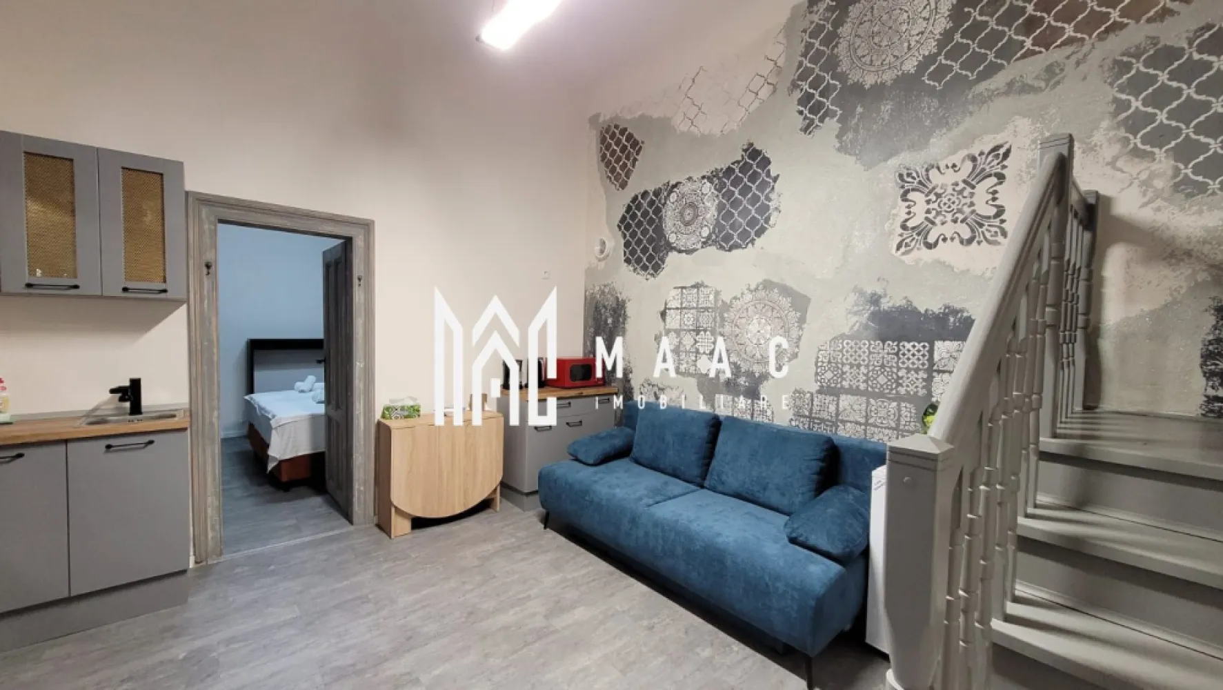 Apartament in Regim Hotelier | Centru | 82MPU | Pivnita - MAAC Imobiliare vă propune spre vânzare o proprietate compartimentată în 2 unități, ideală pentru investiție, cu o suprafață utilă de 82 mp și o suprafață construită de 115 mp, concepută pentru a oferi randament excelent din închiriere sau posibilitatea utilizării de către mai multe familii.

Imobilul este împărțit în 2 apartamente cu 2 camere, fiecare cu acces propriu. Primul apartament este complet funcțional și modern amenajat, iar al doilea este în curs de amenajare, oferind flexibilitate în personalizare sau optimizare pentru închiriere. Proprietatea beneficiază de finisaje moderne și este pregătită pentru utilizare imediată.

Compartimentare:
-4 camere, dintre care 2 dormitoare
-2 băi
-2 bucătării

Facilități și dotări:
-Centrală termică proprie, cu calorifere pentru fiecare unitate
-Uși de intrare din lemn sau PVC
-Aragaz
-Hotă
-Frigider
-TV
-Conexiune la internet wireless în fiecare unitate
-Confort și infrastructură:
-Străzi asfaltate și iluminate
-Racordare la apă, canalizare, gaz, curent electric, telefon și internet de mare viteză
-Acces rapid la mijloace de transport în comun

Avantaje:
-Compartimentare ideală pentru închiriere, cu potențial ridicat de randament investițional
-Suprafață utilă de 82 mp, bine distribuită
-Amenajări moderne și dotări care sporesc atractivitatea proprietății

Proprietatea este potrivită pentru investitori care urmăresc obținerea de venituri pasive din chirii sau pentru familii care doresc să locuiască împreună, beneficiind totodată de intimitatea oferită de două unități distincte.

Pentru mai multe detalii și programarea unei vizionări, vă rugăm să menționați la telefon numărul CP2290135.