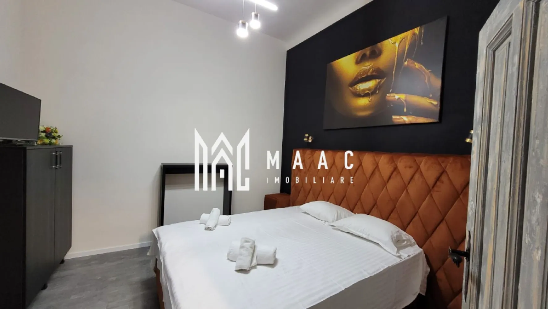 Apartament in Regim Hotelier | Centru | 82MPU | Pivnita - MAAC Imobiliare vă propune spre vânzare o proprietate compartimentată în 2 unități, ideală pentru investiție, cu o suprafață utilă de 82 mp și o suprafață construită de 115 mp, concepută pentru a oferi randament excelent din închiriere sau posibilitatea utilizării de către mai multe familii.

Imobilul este împărțit în 2 apartamente cu 2 camere, fiecare cu acces propriu. Primul apartament este complet funcțional și modern amenajat, iar al doilea este în curs de amenajare, oferind flexibilitate în personalizare sau optimizare pentru închiriere. Proprietatea beneficiază de finisaje moderne și este pregătită pentru utilizare imediată.

Compartimentare:
-4 camere, dintre care 2 dormitoare
-2 băi
-2 bucătării

Facilități și dotări:
-Centrală termică proprie, cu calorifere pentru fiecare unitate
-Uși de intrare din lemn sau PVC
-Aragaz
-Hotă
-Frigider
-TV
-Conexiune la internet wireless în fiecare unitate
-Confort și infrastructură:
-Străzi asfaltate și iluminate
-Racordare la apă, canalizare, gaz, curent electric, telefon și internet de mare viteză
-Acces rapid la mijloace de transport în comun

Avantaje:
-Compartimentare ideală pentru închiriere, cu potențial ridicat de randament investițional
-Suprafață utilă de 82 mp, bine distribuită
-Amenajări moderne și dotări care sporesc atractivitatea proprietății

Proprietatea este potrivită pentru investitori care urmăresc obținerea de venituri pasive din chirii sau pentru familii care doresc să locuiască împreună, beneficiind totodată de intimitatea oferită de două unități distincte.

Pentru mai multe detalii și programarea unei vizionări, vă rugăm să menționați la telefon numărul CP2290135.