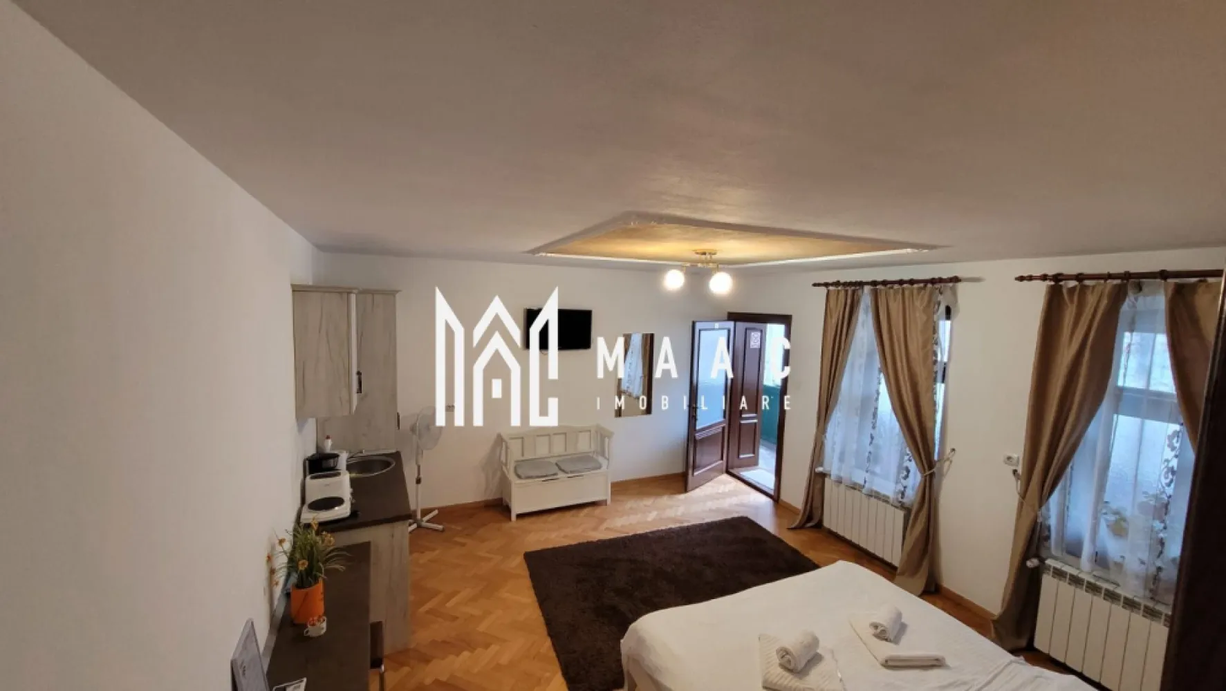 Apartament in Regim Hotelier | Centru | 138MPU | 2 Pivnite - MAAC Imobiliare vă propune spre vânzare o proprietate ultracentrală compartimentată în 4 unități, ideală pentru investiție, situată într-o zonă cu acces rapid la toate punctele de interes din Centrul orașului. Imobilul are o suprafață utilă de 138 mp și o suprafață construită de 194 mp, fiind organizat în 4 studiouri complet funcționale și modern amenajate, fiecare cu acces propriu.

Proprietatea beneficiază suplimentar de 2 pivnițe, una de 11 MPU și a doua de 22,10 MPU, oferind spații suplimentare pentru depozitare.

Compartimentare:
-4 studiouri individuale
-4 dormitoare
-4 băi moderne, dotate cu cabine de duș
-4 bucătării complet echipate, incluzând chicinete și bucătării deschise

Fiecare unitate este complet mobilată lux, cu finisaje moderne precum tapet, faianță și vopsea lavabilă, fiind pregătită pentru utilizare imediată. Proprietatea este dotată cu aragaz, hotă, frigider, TV și conexiune la internet wireless în fiecare studio.

Încălzirea este asigurată prin centrală proprie, cu calorifere pentru fiecare unitate. Ușile de intrare sunt din lemn sau PVC, oferind siguranță și un aspect elegant. Imobilul este racordat la toate utilitățile: apă, canalizare, gaz, curent electric, telefon și internet de mare viteză.

Zona dispune de străzi asfaltate și iluminate, iar accesul la mijloacele de transport în comun este rapid, facilitând deplasarea către toate zonele orașului.

Compartimentarea în 4 unități individuale face ca această proprietate să fie ideală pentru închiriere, oferind un randament investițional excelent. Suprafața generoasă și amenajările moderne sporesc atractivitatea și valoarea imobilului, fiind potrivit atât pentru investitori interesați de venituri pasive, cât și pentru familii care doresc spații separate, dar în aceeași proprietate.

Pentru mai multe detalii, vă rugăm să ne contactați specificând CP2290082.