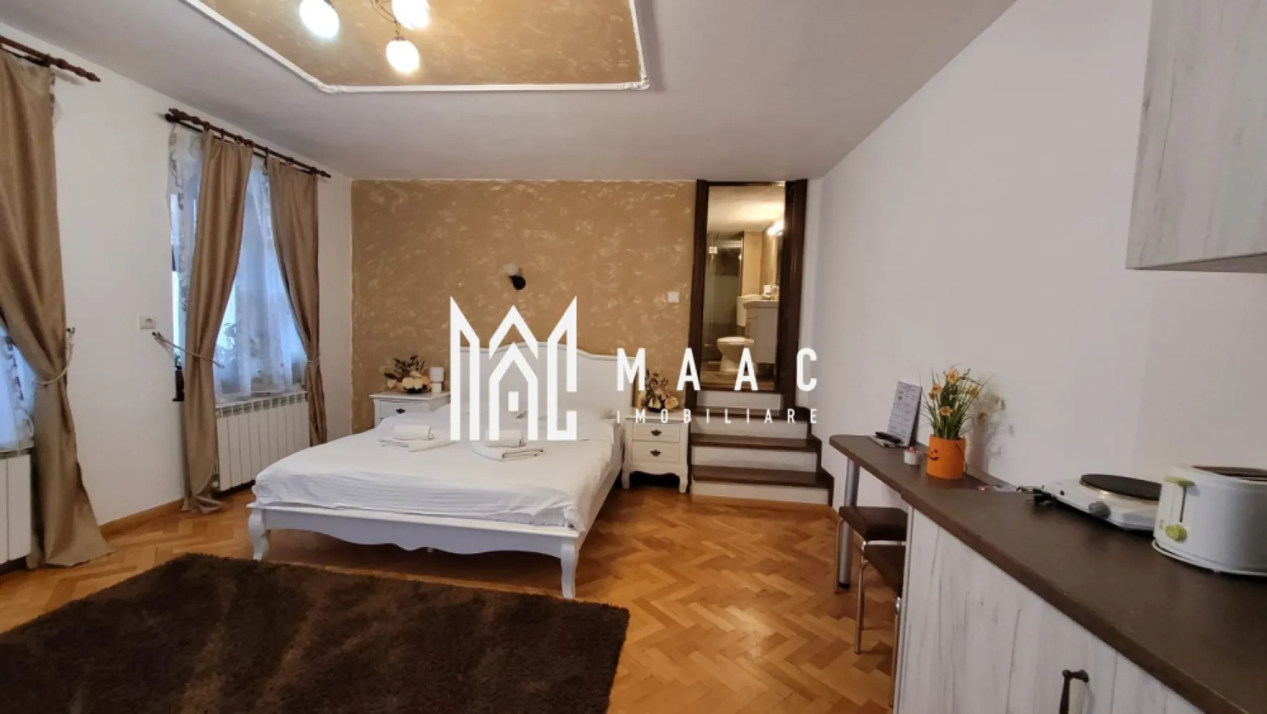 Apartament in Regim Hotelier | Centru | 138MPU | 2 Pivnite - MAAC Imobiliare vă propune spre vânzare o proprietate ultracentrală compartimentată în 4 unități, ideală pentru investiție, situată într-o zonă cu acces rapid la toate punctele de interes din Centrul orașului. Imobilul are o suprafață utilă de 138 mp și o suprafață construită de 194 mp, fiind organizat în 4 studiouri complet funcționale și modern amenajate, fiecare cu acces propriu.

Proprietatea beneficiază suplimentar de 2 pivnițe, una de 11 MPU și a doua de 22,10 MPU, oferind spații suplimentare pentru depozitare.

Compartimentare:
-4 studiouri individuale
-4 dormitoare
-4 băi moderne, dotate cu cabine de duș
-4 bucătării complet echipate, incluzând chicinete și bucătării deschise

Fiecare unitate este complet mobilată lux, cu finisaje moderne precum tapet, faianță și vopsea lavabilă, fiind pregătită pentru utilizare imediată. Proprietatea este dotată cu aragaz, hotă, frigider, TV și conexiune la internet wireless în fiecare studio.

Încălzirea este asigurată prin centrală proprie, cu calorifere pentru fiecare unitate. Ușile de intrare sunt din lemn sau PVC, oferind siguranță și un aspect elegant. Imobilul este racordat la toate utilitățile: apă, canalizare, gaz, curent electric, telefon și internet de mare viteză.

Zona dispune de străzi asfaltate și iluminate, iar accesul la mijloacele de transport în comun este rapid, facilitând deplasarea către toate zonele orașului.

Compartimentarea în 4 unități individuale face ca această proprietate să fie ideală pentru închiriere, oferind un randament investițional excelent. Suprafața generoasă și amenajările moderne sporesc atractivitatea și valoarea imobilului, fiind potrivit atât pentru investitori interesați de venituri pasive, cât și pentru familii care doresc spații separate, dar în aceeași proprietate.

Pentru mai multe detalii, vă rugăm să ne contactați specificând CP2290082.