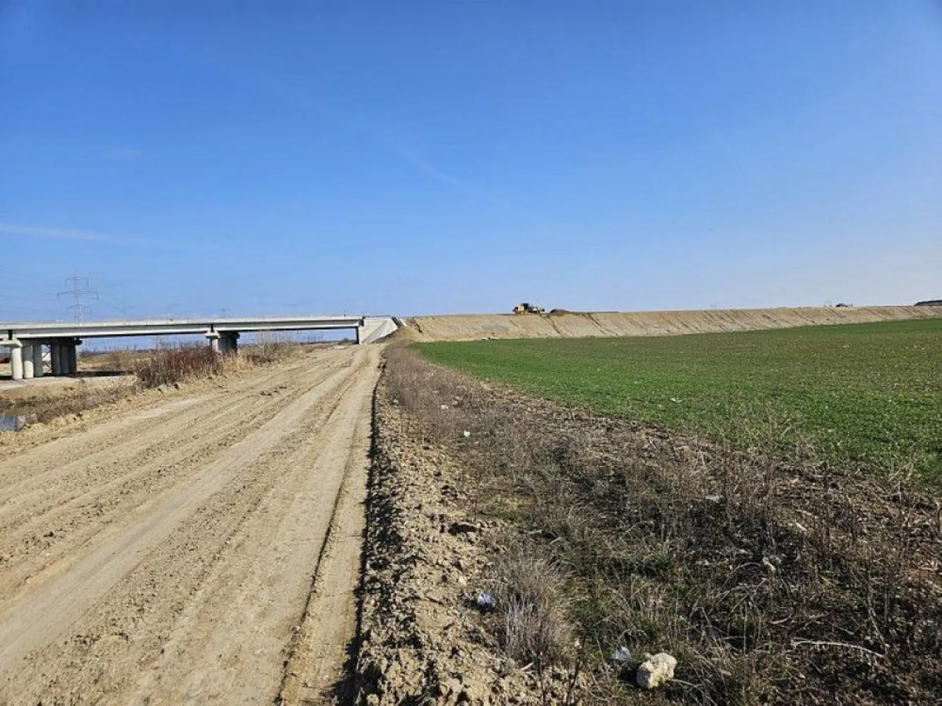 Teren intravilan 5000 mp de vânzare Cheiul Dâmboviței apropiere A2 - K Imobiliare vă propune spre vânzare un teren intravilan situat strategic în zona Cheiul Dâmboviței – Stația de Epurare, cu acces rapid către Autostrada A2, ideal pentru dezvoltări industriale sau logistice.

📍 **Localizare excelentă** – acces facil către A2 și centura Bucureștiului
📐 **Suprafață:** 5000 mp
📏 **Deschidere:** 17 ml (cu posibilitate de extindere)
🏭 **Destinație:** zonă industrială

📊 **Indicatori urbanistici:**

* **POT:** 60%
* **CUT:** 1.2

🚛 **Avantaje:**

* Poziționare ideală pentru hale, depozite sau activități industriale
* Acces rapid pentru transport greu și logistică
* Zonă în plină dezvoltare industrială
* Posibilitate de extindere a suprafeței

Terenul reprezintă o oportunitate excelentă pentru investiții datorită amplasării strategice și parametrilor urbanistici avantajoși.