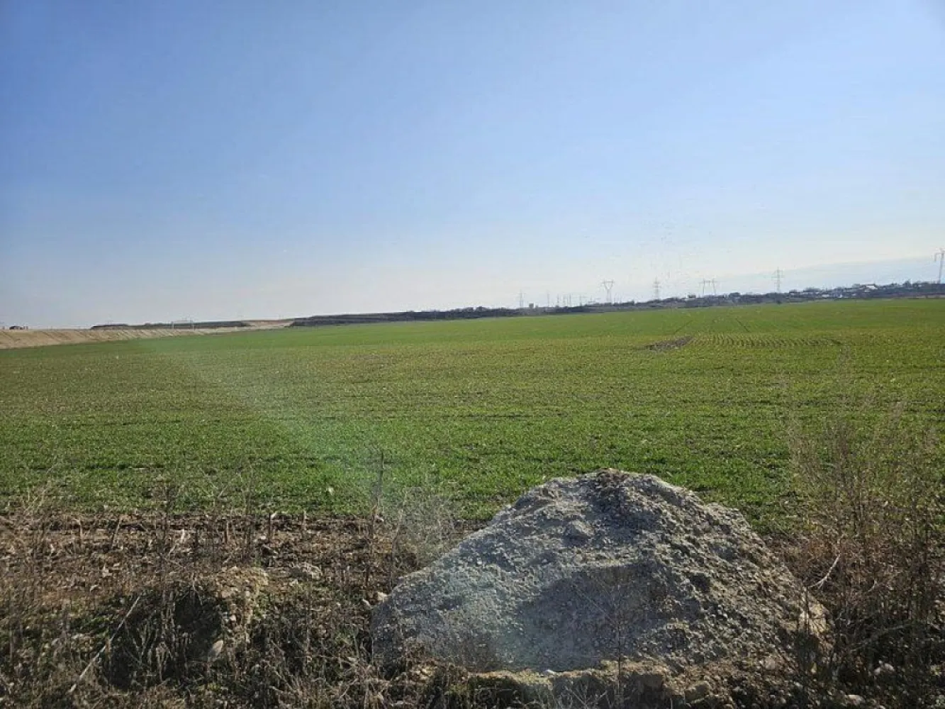 Teren intravilan 5000 mp de vânzare Cheiul Dâmboviței apropiere A2 - K Imobiliare vă propune spre vânzare un teren intravilan situat strategic în zona Cheiul Dâmboviței – Stația de Epurare, cu acces rapid către Autostrada A2, ideal pentru dezvoltări industriale sau logistice.

📍 **Localizare excelentă** – acces facil către A2 și centura Bucureștiului
📐 **Suprafață:** 5000 mp
📏 **Deschidere:** 17 ml (cu posibilitate de extindere)
🏭 **Destinație:** zonă industrială

📊 **Indicatori urbanistici:**

* **POT:** 60%
* **CUT:** 1.2

🚛 **Avantaje:**

* Poziționare ideală pentru hale, depozite sau activități industriale
* Acces rapid pentru transport greu și logistică
* Zonă în plină dezvoltare industrială
* Posibilitate de extindere a suprafeței

Terenul reprezintă o oportunitate excelentă pentru investiții datorită amplasării strategice și parametrilor urbanistici avantajoși.