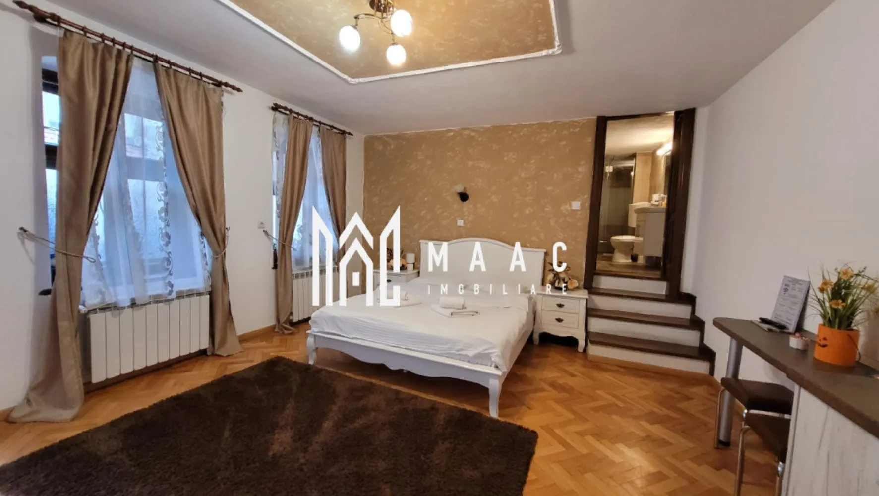 Apartament in Regim Hotelier | Centru | 138MPU | 2 Pivnite - MAAC Imobiliare vă propune spre vânzare o proprietate ultracentrală compartimentată în 4 unități, ideală pentru investiție, situată într-o zonă cu acces rapid la toate punctele de interes din Centrul orașului. Imobilul are o suprafață utilă de 138 mp și o suprafață construită de 194 mp, fiind organizat în 4 studiouri complet funcționale și modern amenajate, fiecare cu acces propriu.

Proprietatea beneficiază suplimentar de 2 pivnițe, una de 11 MPU și a doua de 22,10 MPU, oferind spații suplimentare pentru depozitare.

Compartimentare:
-4 studiouri individuale
-4 dormitoare
-4 băi moderne, dotate cu cabine de duș
-4 bucătării complet echipate, incluzând chicinete și bucătării deschise

Fiecare unitate este complet mobilată lux, cu finisaje moderne precum tapet, faianță și vopsea lavabilă, fiind pregătită pentru utilizare imediată. Proprietatea este dotată cu aragaz, hotă, frigider, TV și conexiune la internet wireless în fiecare studio.

Încălzirea este asigurată prin centrală proprie, cu calorifere pentru fiecare unitate. Ușile de intrare sunt din lemn sau PVC, oferind siguranță și un aspect elegant. Imobilul este racordat la toate utilitățile: apă, canalizare, gaz, curent electric, telefon și internet de mare viteză.

Zona dispune de străzi asfaltate și iluminate, iar accesul la mijloacele de transport în comun este rapid, facilitând deplasarea către toate zonele orașului.

Compartimentarea în 4 unități individuale face ca această proprietate să fie ideală pentru închiriere, oferind un randament investițional excelent. Suprafața generoasă și amenajările moderne sporesc atractivitatea și valoarea imobilului, fiind potrivit atât pentru investitori interesați de venituri pasive, cât și pentru familii care doresc spații separate, dar în aceeași proprietate.

Pentru mai multe detalii, vă rugăm să ne contactați specificând CP2290082.