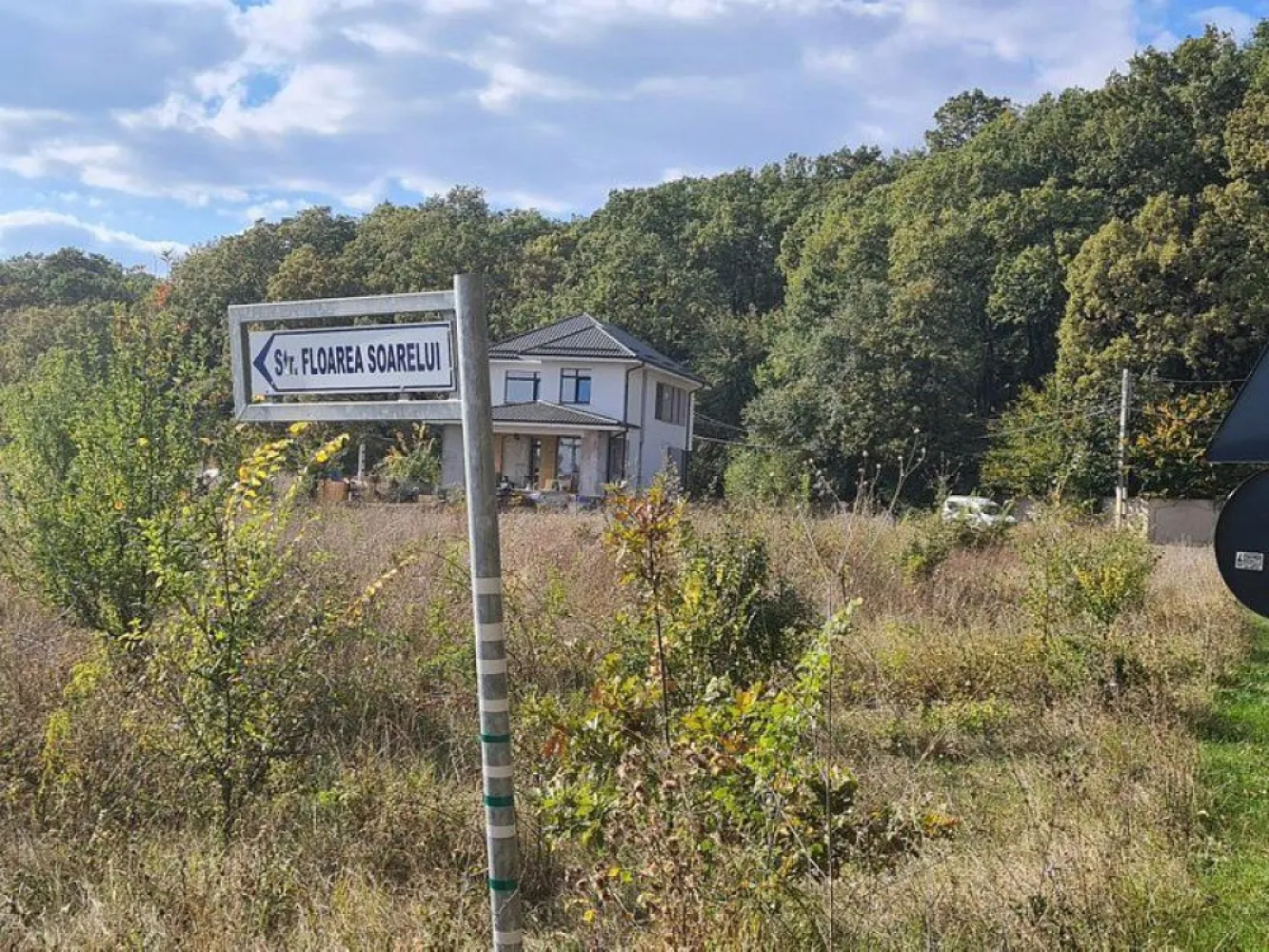 Teren intravilan de vânzare Corbeanca padure – 721 mp, utilități, - K Imobiliare vă propune spre vânzare un teren intravilan situat în Corbeanca, pe strada Radarului, într-o zonă în plină dezvoltare, cu acces facil și vecinătăți de case noi.

📍 Localizare excelentă – zonă liniștită, aproape de natură, cu acces rapid către București
📐 Suprafață teren: 721 mp
🛣️ Deschidere: la stradă asfaltată
🔌 Utilități: toate utilitățile la stradă (curent, gaz, apă)

🏗️ Regim urbanistic:

P+2
POT: 30%
CUT: 1

💡 Posibilitate extindere: se pot achiziționa încă 2 loturi alăturate, fiecare de 721 mp – ideal pentru dezvoltare rezidențială sau investiție.

🌳 Terenul este amplasat într-o zonă verde, cu acces direct din drum asfaltat, aproape de pădure, oferind un cadru perfect pentru construcția unei locuințe moderne sau a unui proiect imobiliar.