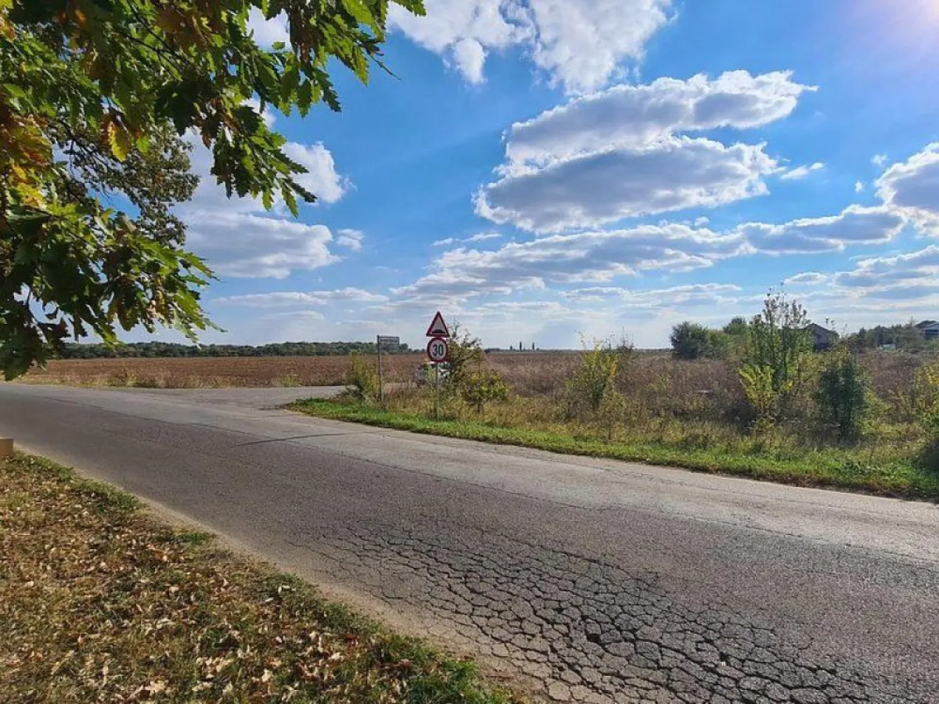 Teren intravilan de vânzare Corbeanca padure – 721 mp, utilități, - K Imobiliare vă propune spre vânzare un teren intravilan situat în Corbeanca, pe strada Radarului, într-o zonă în plină dezvoltare, cu acces facil și vecinătăți de case noi.

📍 Localizare excelentă – zonă liniștită, aproape de natură, cu acces rapid către București
📐 Suprafață teren: 721 mp
🛣️ Deschidere: la stradă asfaltată
🔌 Utilități: toate utilitățile la stradă (curent, gaz, apă)

🏗️ Regim urbanistic:

P+2
POT: 30%
CUT: 1

💡 Posibilitate extindere: se pot achiziționa încă 2 loturi alăturate, fiecare de 721 mp – ideal pentru dezvoltare rezidențială sau investiție.

🌳 Terenul este amplasat într-o zonă verde, cu acces direct din drum asfaltat, aproape de pădure, oferind un cadru perfect pentru construcția unei locuințe moderne sau a unui proiect imobiliar.