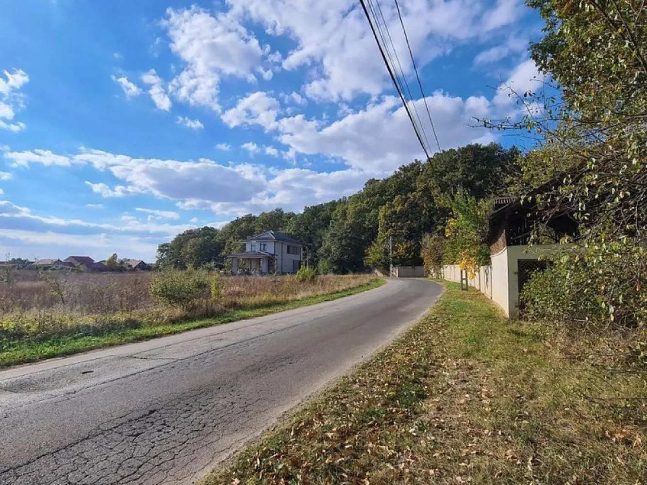 Teren intravilan de vânzare Corbeanca padure – 721 mp, utilități, - K Imobiliare vă propune spre vânzare un teren intravilan situat în Corbeanca, pe strada Radarului, într-o zonă în plină dezvoltare, cu acces facil și vecinătăți de case noi.

📍 Localizare excelentă – zonă liniștită, aproape de natură, cu acces rapid către București
📐 Suprafață teren: 721 mp
🛣️ Deschidere: la stradă asfaltată
🔌 Utilități: toate utilitățile la stradă (curent, gaz, apă)

🏗️ Regim urbanistic:

P+2
POT: 30%
CUT: 1

💡 Posibilitate extindere: se pot achiziționa încă 2 loturi alăturate, fiecare de 721 mp – ideal pentru dezvoltare rezidențială sau investiție.

🌳 Terenul este amplasat într-o zonă verde, cu acces direct din drum asfaltat, aproape de pădure, oferind un cadru perfect pentru construcția unei locuințe moderne sau a unui proiect imobiliar.