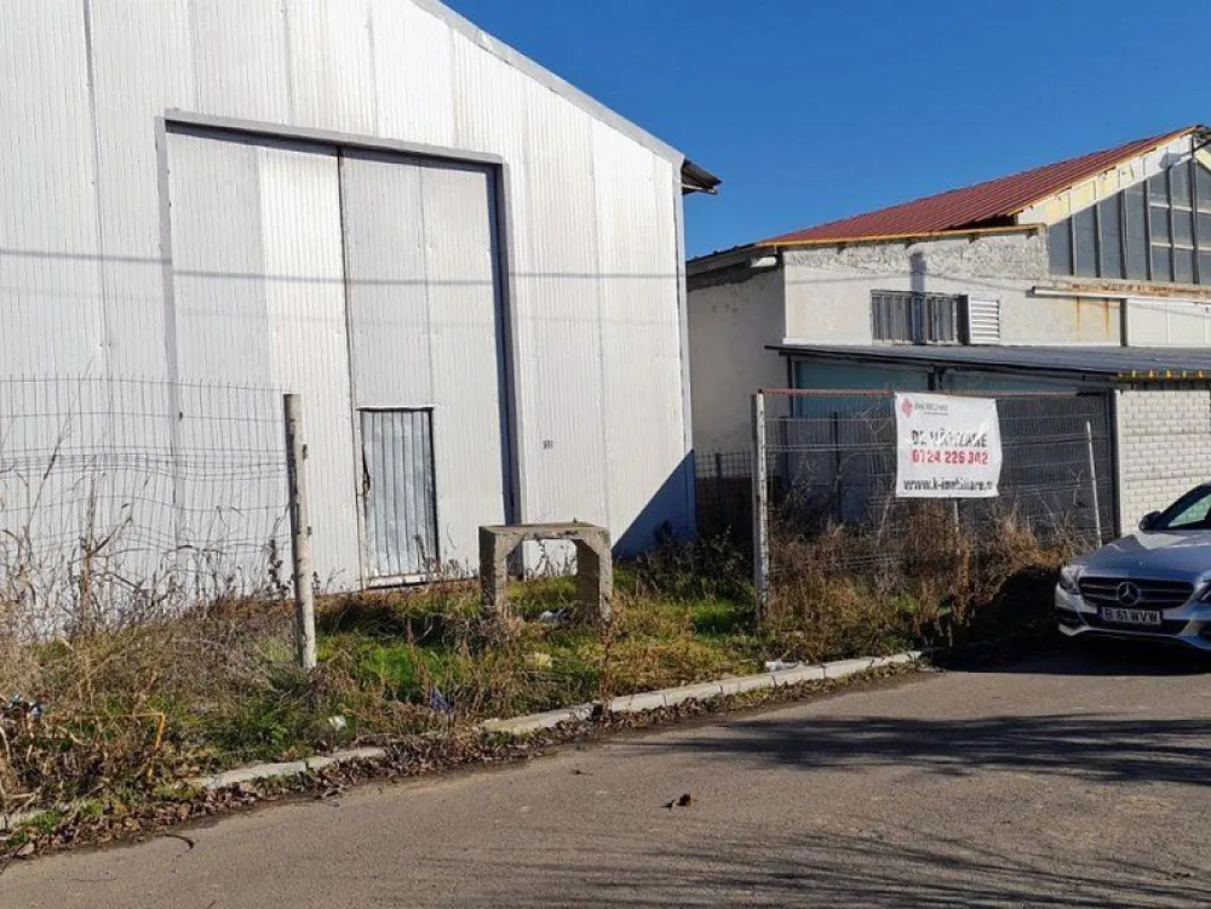 Sinesti -hala productie depozitare suprafata 1350 mp - K Imobiliare vă propune spre achiziție o hală industrială construită în 2014, ideală pentru activități de depozitare, producție sau logistică, situată în zona Sinești – Ialomița.

**Specificații tehnice:**

* Suprafață hală: **1.350 mp**
* Suprafață teren: **1.850 mp**
* Înălțime utilă: **6 m**
* Construcție metalică modernă
* Acces facil pentru autoutilitare și transport marfă

 **Avantaje operaționale:**

* Spațiu open-space, ușor adaptabil pentru diverse activități
* Luminozitate naturală și structură eficientă
* Ideal pentru depozitare, producție ușoară sau hub logistic
* Curte proprie pentru manevră și parcare

 **Aspecte juridice:**

* Cadastru și intabulare realizate
* Disponibilitate imediată

 **Localizare:**
Amplasare strategică, cu acces rapid către drumuri principale – potrivit pentru afaceri ce necesită logistică eficientă și costuri optimizate.