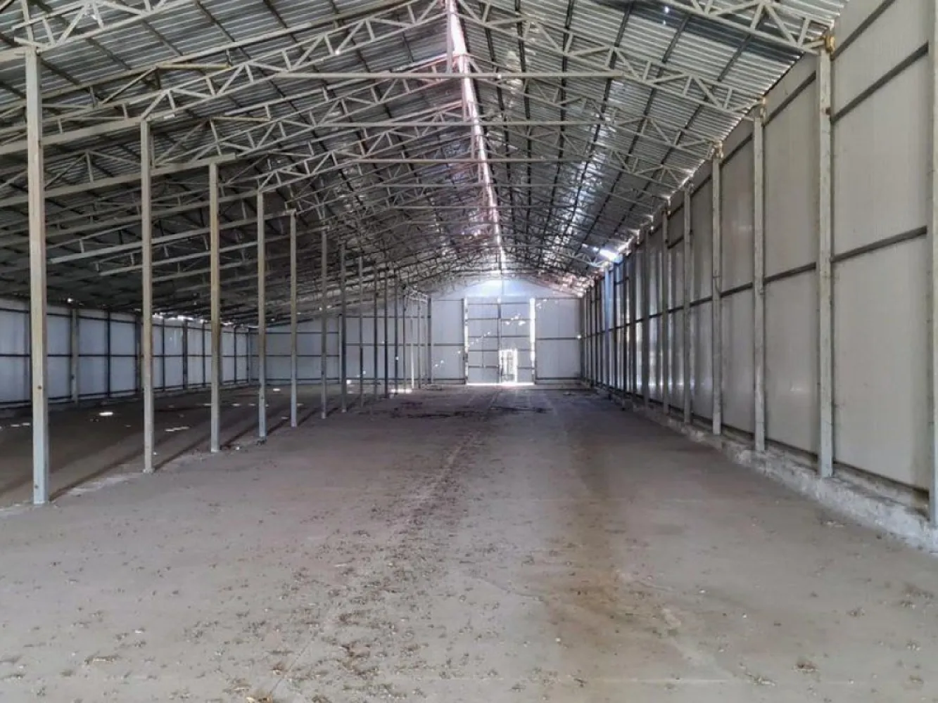 Sinesti -hala productie depozitare suprafata 1350 mp - K Imobiliare vă propune spre achiziție o hală industrială construită în 2014, ideală pentru activități de depozitare, producție sau logistică, situată în zona Sinești – Ialomița.

**Specificații tehnice:**

* Suprafață hală: **1.350 mp**
* Suprafață teren: **1.850 mp**
* Înălțime utilă: **6 m**
* Construcție metalică modernă
* Acces facil pentru autoutilitare și transport marfă

 **Avantaje operaționale:**

* Spațiu open-space, ușor adaptabil pentru diverse activități
* Luminozitate naturală și structură eficientă
* Ideal pentru depozitare, producție ușoară sau hub logistic
* Curte proprie pentru manevră și parcare

 **Aspecte juridice:**

* Cadastru și intabulare realizate
* Disponibilitate imediată

 **Localizare:**
Amplasare strategică, cu acces rapid către drumuri principale – potrivit pentru afaceri ce necesită logistică eficientă și costuri optimizate.