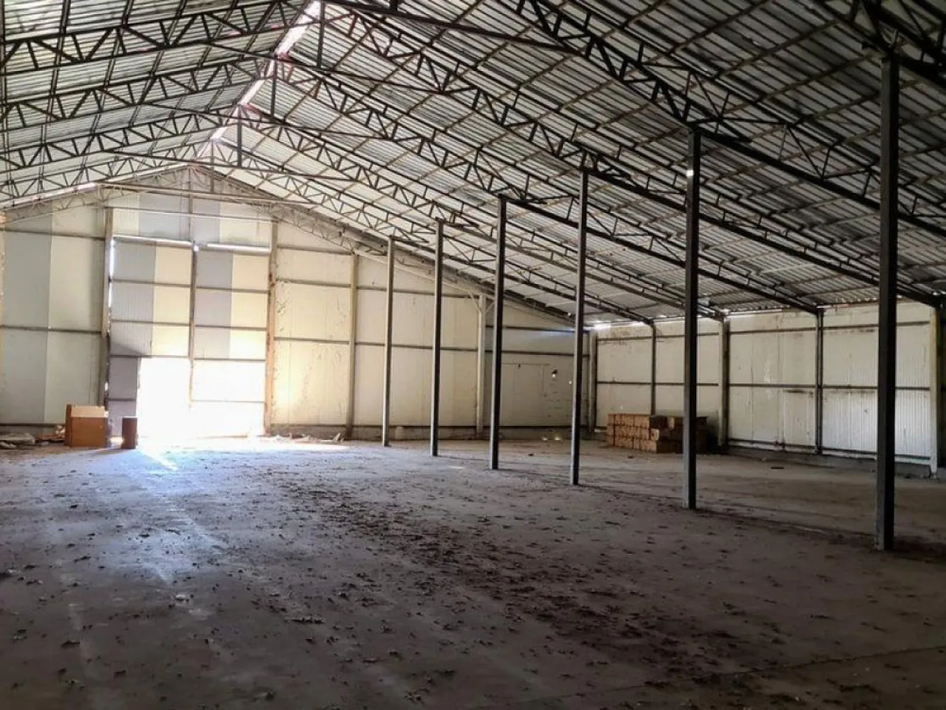Sinesti -hala productie depozitare suprafata 1350 mp - K Imobiliare vă propune spre achiziție o hală industrială construită în 2014, ideală pentru activități de depozitare, producție sau logistică, situată în zona Sinești – Ialomița.

**Specificații tehnice:**

* Suprafață hală: **1.350 mp**
* Suprafață teren: **1.850 mp**
* Înălțime utilă: **6 m**
* Construcție metalică modernă
* Acces facil pentru autoutilitare și transport marfă

 **Avantaje operaționale:**

* Spațiu open-space, ușor adaptabil pentru diverse activități
* Luminozitate naturală și structură eficientă
* Ideal pentru depozitare, producție ușoară sau hub logistic
* Curte proprie pentru manevră și parcare

 **Aspecte juridice:**

* Cadastru și intabulare realizate
* Disponibilitate imediată

 **Localizare:**
Amplasare strategică, cu acces rapid către drumuri principale – potrivit pentru afaceri ce necesită logistică eficientă și costuri optimizate.