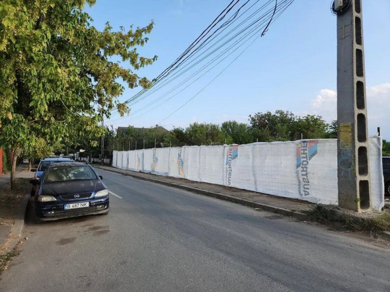 Oportunitate strategică de investiție – teren premium Străulești - K Imobiliare vă propune spre achiziție un teren cu potențial excepțional de dezvoltare, situat în zona Străulești – str. Nădes, una dintre ariile în plină expansiune din nordul Capitalei.

Detalii proprietate:

* Suprafață: **15.500 mp**
* Deschidere: **98 ml**
* Regim urbanistic: **M3 – P+4**
* POT: **60%**
* CUT: **2,5**
* Destinație: **rezidențial / birouri / servicii**

Avantaje competitive:

* Toate utilitățile disponibile la stradă
* Acces facil și vizibilitate excelentă
* Amplasare într-o zonă în continuă dezvoltare
* Ideal pentru proiecte rezidențiale de anvergură sau mixed-use

Localizare premium:
Poziționat într-o zonă liniștită, dar cu acces rapid către principalele artere și puncte de interes din nordul orașului – un echilibru perfect între dezvoltare și confort urban.

**Potrivit pentru investitori vizionari:**
Acest teren oferă cadrul ideal pentru dezvoltări profitabile, într-un context urban favorabil și cu parametri urbanistici generoși.