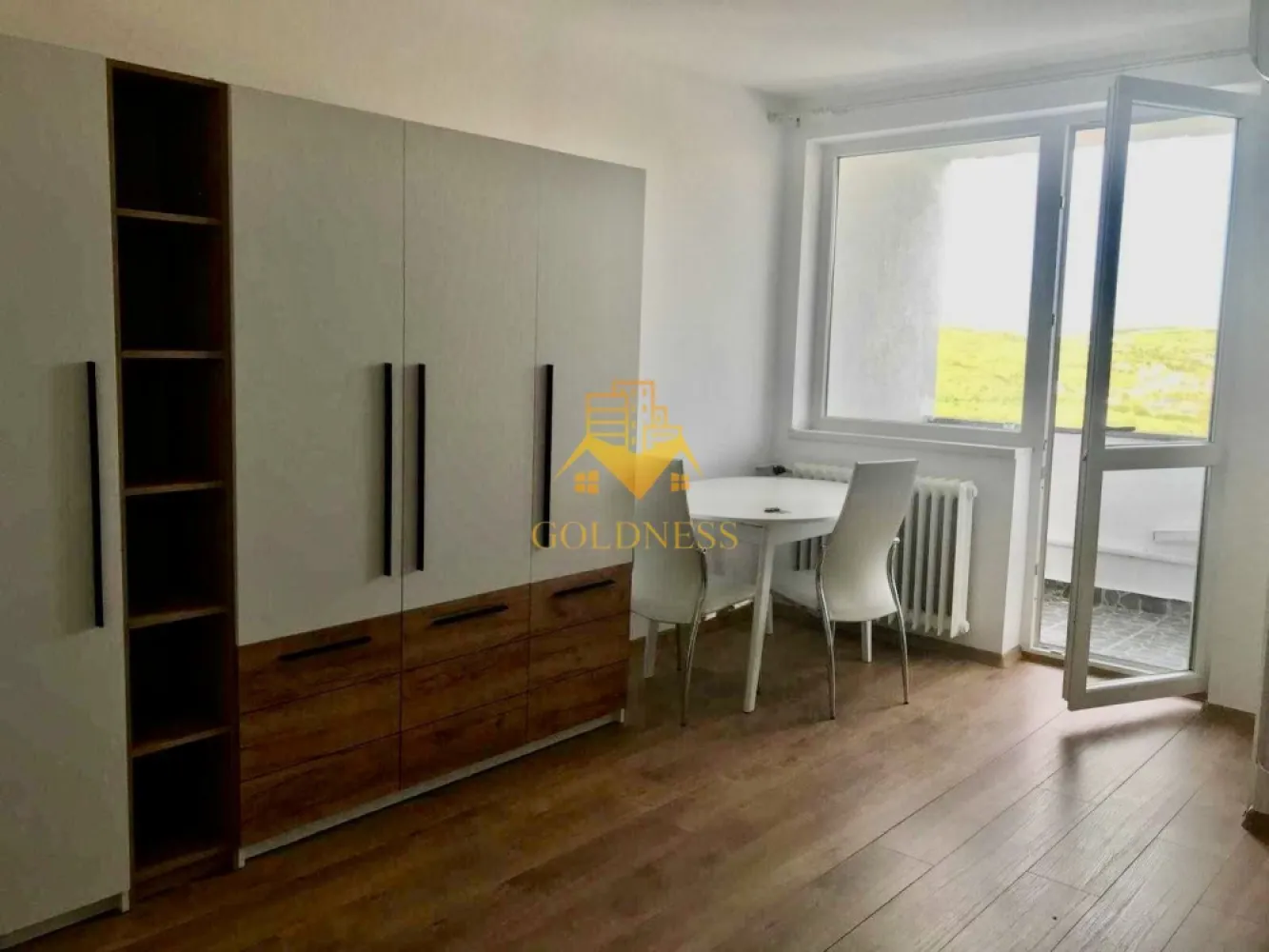 1 camera, Gheorgheni, Constantin Brâncuși, BT, Carrefour, Panemar - GOLDNESS Imobiliare vă propune spre închiriere o garsoniera complet mobilat și utilat, la etajul 10 într-un imobil de 10 etaje, în Cartierul Gheorgheni.

Se află în apropierea stațiilor de transport în comun, magazine, restaurante, spații verzi, farmacii, etc. 

Apartamentul este compartimentat astfel:
 - camera cu canapea extensibilă, dressing, noptiere
 - bucătărie complet utilată și mobilată, loc de servit masa 
 - baie cu cada, calorifer port prosop și dulap pentru depozitare.
 - balcon de 3 mp.

Imobilul este dotat cu toate cele necesare- termoficare, frigider, aragaz, hotă, mașină de spălat haine, etc. 

Dacă sunteți interesați de acest apartament și doriți să îl vizionați, dar și pentru alte oferte nu ezitați să ne contactați telefonic sau prin e-mail. Vă stăm la dispoziție!
Pentru intermediere se percepe un comision de 50% din prețul chiriei!