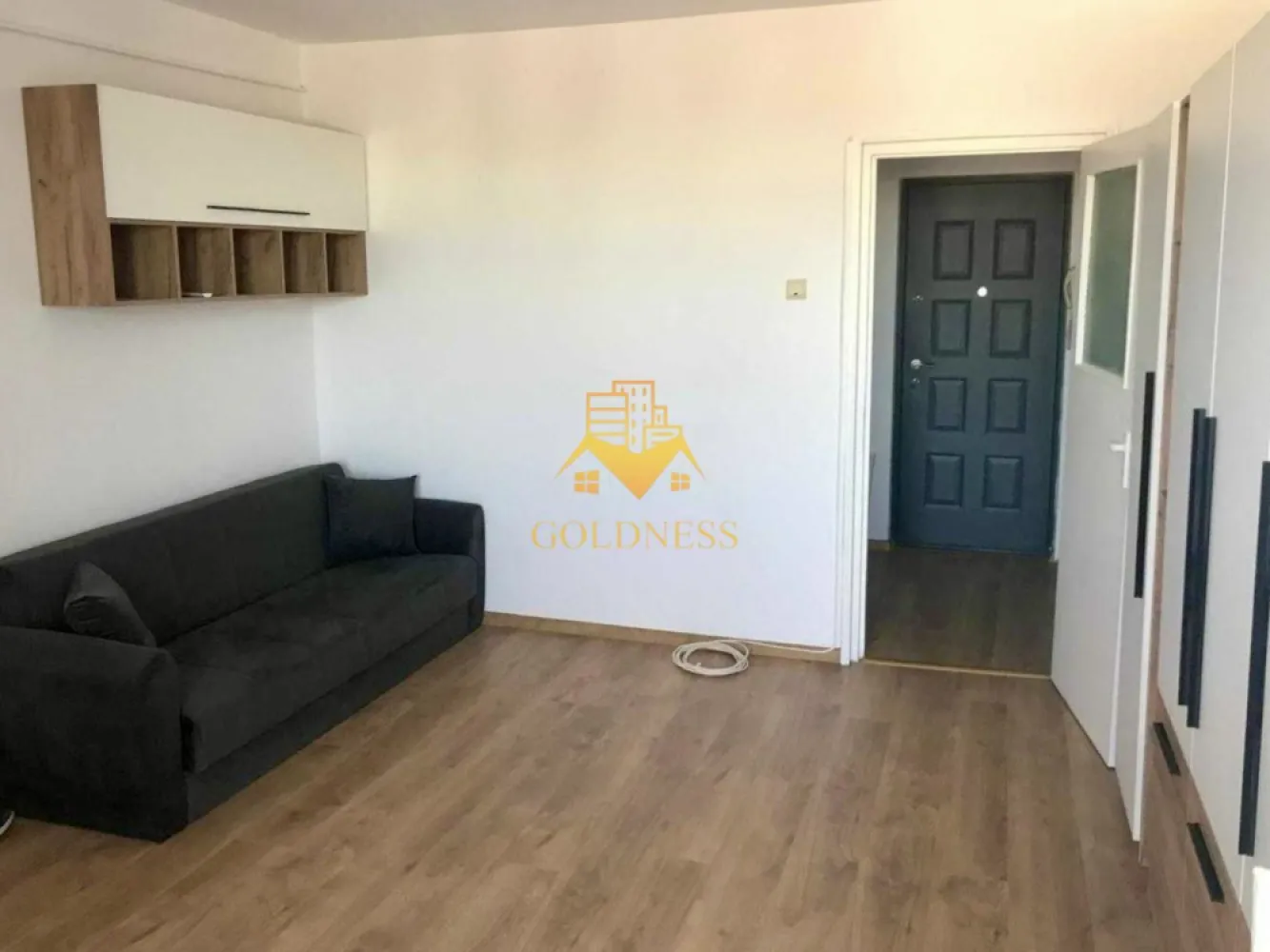 1 camera, Gheorgheni, Constantin Brâncuși, BT, Carrefour, Panemar - GOLDNESS Imobiliare vă propune spre închiriere o garsoniera complet mobilat și utilat, la etajul 10 într-un imobil de 10 etaje, în Cartierul Gheorgheni.

Se află în apropierea stațiilor de transport în comun, magazine, restaurante, spații verzi, farmacii, etc. 

Apartamentul este compartimentat astfel:
 - camera cu canapea extensibilă, dressing, noptiere
 - bucătărie complet utilată și mobilată, loc de servit masa 
 - baie cu cada, calorifer port prosop și dulap pentru depozitare.
 - balcon de 3 mp.

Imobilul este dotat cu toate cele necesare- termoficare, frigider, aragaz, hotă, mașină de spălat haine, etc. 

Dacă sunteți interesați de acest apartament și doriți să îl vizionați, dar și pentru alte oferte nu ezitați să ne contactați telefonic sau prin e-mail. Vă stăm la dispoziție!
Pentru intermediere se percepe un comision de 50% din prețul chiriei!