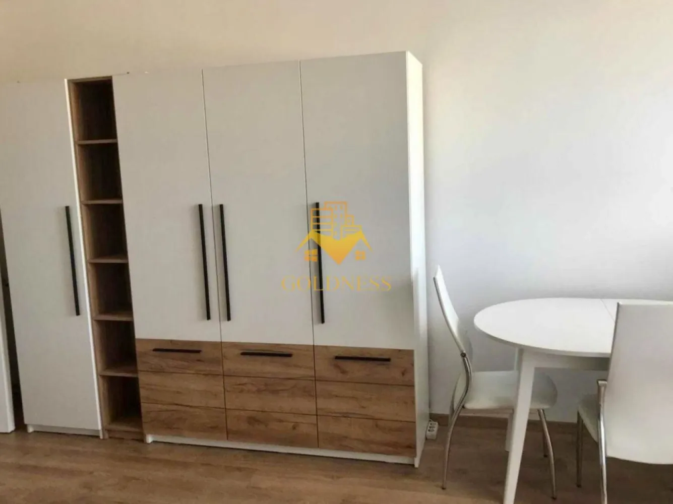 1 camera, Gheorgheni, Constantin Brâncuși, BT, Carrefour, Panemar - GOLDNESS Imobiliare vă propune spre închiriere o garsoniera complet mobilat și utilat, la etajul 10 într-un imobil de 10 etaje, în Cartierul Gheorgheni.

Se află în apropierea stațiilor de transport în comun, magazine, restaurante, spații verzi, farmacii, etc. 

Apartamentul este compartimentat astfel:
 - camera cu canapea extensibilă, dressing, noptiere
 - bucătărie complet utilată și mobilată, loc de servit masa 
 - baie cu cada, calorifer port prosop și dulap pentru depozitare.
 - balcon de 3 mp.

Imobilul este dotat cu toate cele necesare- termoficare, frigider, aragaz, hotă, mașină de spălat haine, etc. 

Dacă sunteți interesați de acest apartament și doriți să îl vizionați, dar și pentru alte oferte nu ezitați să ne contactați telefonic sau prin e-mail. Vă stăm la dispoziție!
Pentru intermediere se percepe un comision de 50% din prețul chiriei!