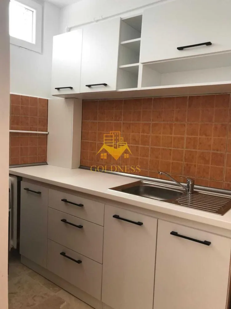 1 camera, Gheorgheni, Constantin Brâncuși, BT, Carrefour, Panemar - GOLDNESS Imobiliare vă propune spre închiriere o garsoniera complet mobilat și utilat, la etajul 10 într-un imobil de 10 etaje, în Cartierul Gheorgheni.

Se află în apropierea stațiilor de transport în comun, magazine, restaurante, spații verzi, farmacii, etc. 

Apartamentul este compartimentat astfel:
 - camera cu canapea extensibilă, dressing, noptiere
 - bucătărie complet utilată și mobilată, loc de servit masa 
 - baie cu cada, calorifer port prosop și dulap pentru depozitare.
 - balcon de 3 mp.

Imobilul este dotat cu toate cele necesare- termoficare, frigider, aragaz, hotă, mașină de spălat haine, etc. 

Dacă sunteți interesați de acest apartament și doriți să îl vizionați, dar și pentru alte oferte nu ezitați să ne contactați telefonic sau prin e-mail. Vă stăm la dispoziție!
Pentru intermediere se percepe un comision de 50% din prețul chiriei!