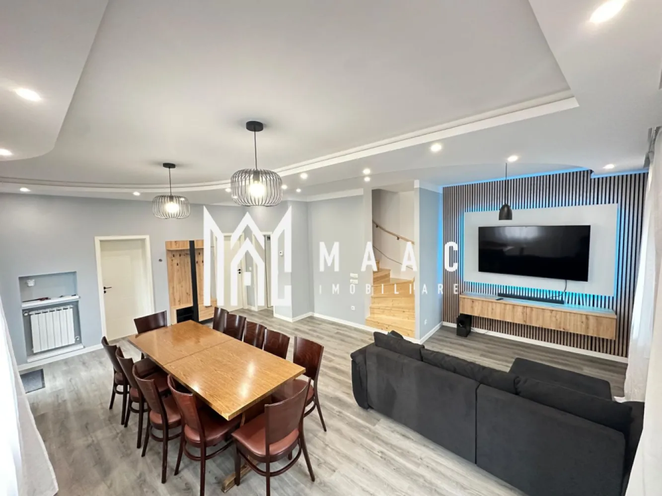 Casă 6 camere I 4 băi I 150mpu I Curte I Sebesu de Sus - MAAC Imobiliare vă oferă spre închiriere pe termen lung o casă nouă în Satul Sebeșul de Sus.

Parterul imobilului este alcătuit din living în suprafața de 39mp, baie, bucătărie închisă și un dormitor.
Etajul prezintă 4 dormitoare, 3 dintre acestea cu baie proprie.

Imobilul dispune de curte proprie cu 3 locuri de parcare deschisă și grădină generoasă .

Avantaje:
 • Priveliște superbă spre munți
 • Zonă liniștită, ideală pentru relaxare și conectare cu natura
 • Acces facil la Sibiu (aproximativ 30 minute cu mașina)
 • Potrivită pentru familii, cupluri sau persoane care lucrează remote

Condiții: Disponibilă pentru închiriere pe termen lung.

Valoarea chiriei inițiale plus garanția în același cuantum sunt achitate odată cu semnarea contractului.

Nu ratați ocazia de a locui într-un colț de rai, aproape de Sibiu!

Pentru mai multe detalii precizați telefonic ca ați văzut anunțul cu ID: CP2288091