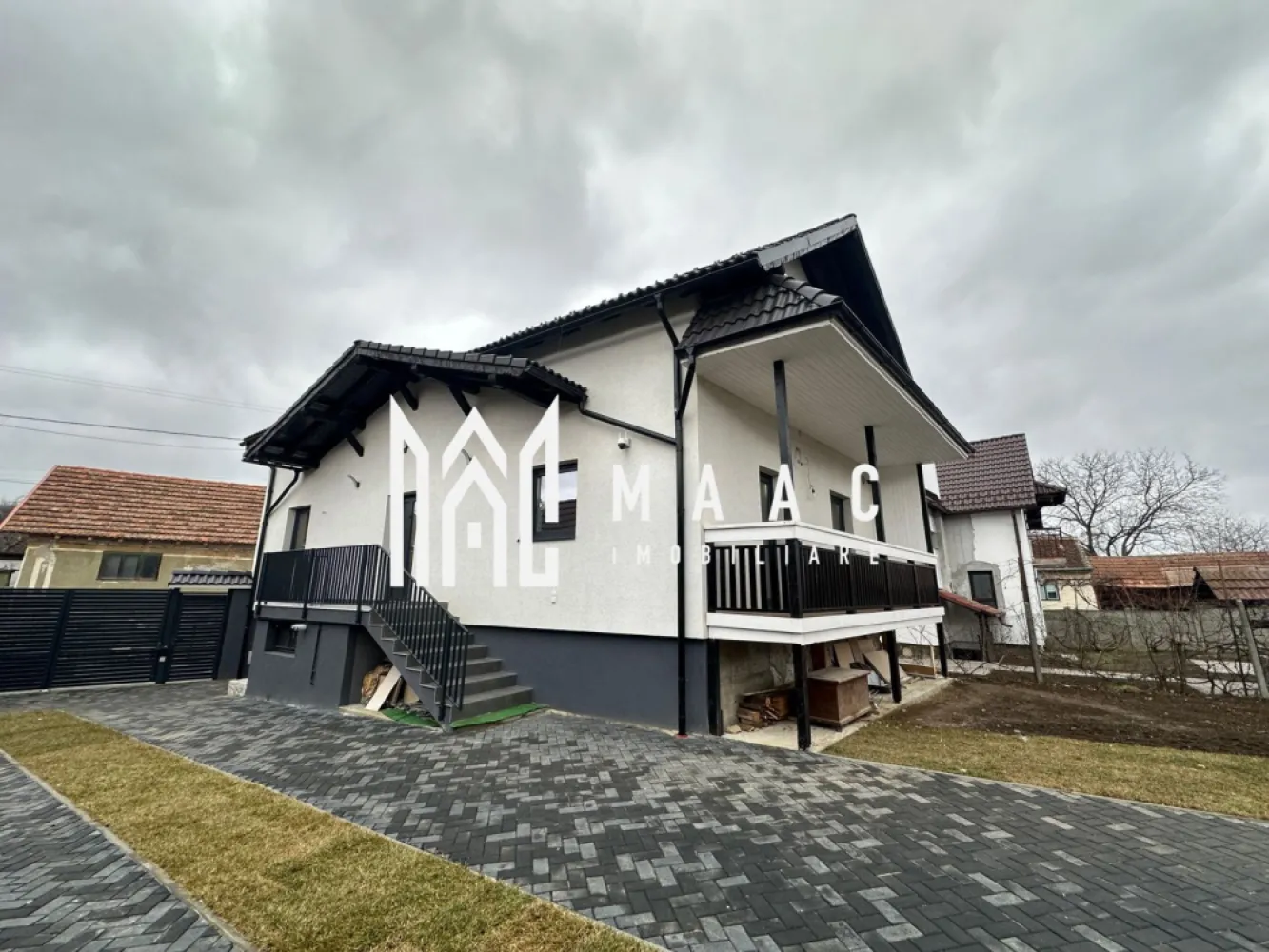 Casă 6 camere I 4 băi I 150mpu I Curte I Sebesu de Sus - MAAC Imobiliare vă oferă spre închiriere pe termen lung o casă nouă în Satul Sebeșul de Sus.

Parterul imobilului este alcătuit din living în suprafața de 39mp, baie, bucătărie închisă și un dormitor.
Etajul prezintă 4 dormitoare, 3 dintre acestea cu baie proprie.

Imobilul dispune de curte proprie cu 3 locuri de parcare deschisă și grădină generoasă .

Avantaje:
 • Priveliște superbă spre munți
 • Zonă liniștită, ideală pentru relaxare și conectare cu natura
 • Acces facil la Sibiu (aproximativ 30 minute cu mașina)
 • Potrivită pentru familii, cupluri sau persoane care lucrează remote

Condiții: Disponibilă pentru închiriere pe termen lung.

Valoarea chiriei inițiale plus garanția în același cuantum sunt achitate odată cu semnarea contractului.

Nu ratați ocazia de a locui într-un colț de rai, aproape de Sibiu!

Pentru mai multe detalii precizați telefonic ca ați văzut anunțul cu ID: CP2288091