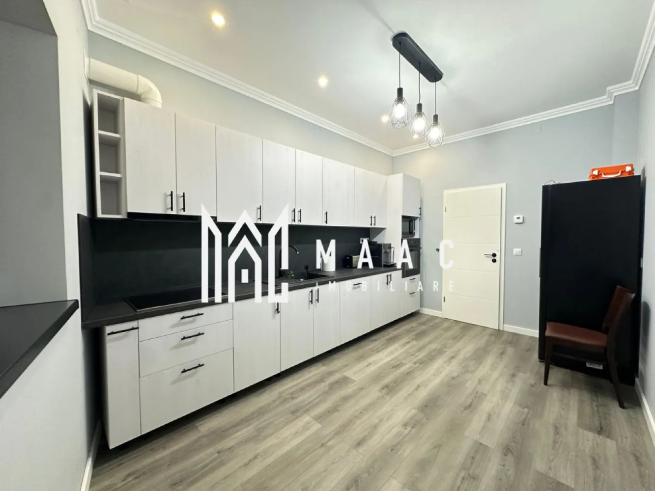 Casă 6 camere I 4 băi I 150mpu I Curte I Sebesu de Sus - MAAC Imobiliare vă oferă spre închiriere pe termen lung o casă nouă în Satul Sebeșul de Sus.

Parterul imobilului este alcătuit din living în suprafața de 39mp, baie, bucătărie închisă și un dormitor.
Etajul prezintă 4 dormitoare, 3 dintre acestea cu baie proprie.

Imobilul dispune de curte proprie cu 3 locuri de parcare deschisă și grădină generoasă .

Avantaje:
 • Priveliște superbă spre munți
 • Zonă liniștită, ideală pentru relaxare și conectare cu natura
 • Acces facil la Sibiu (aproximativ 30 minute cu mașina)
 • Potrivită pentru familii, cupluri sau persoane care lucrează remote

Condiții: Disponibilă pentru închiriere pe termen lung.

Valoarea chiriei inițiale plus garanția în același cuantum sunt achitate odată cu semnarea contractului.

Nu ratați ocazia de a locui într-un colț de rai, aproape de Sibiu!

Pentru mai multe detalii precizați telefonic ca ați văzut anunțul cu ID: CP2288091