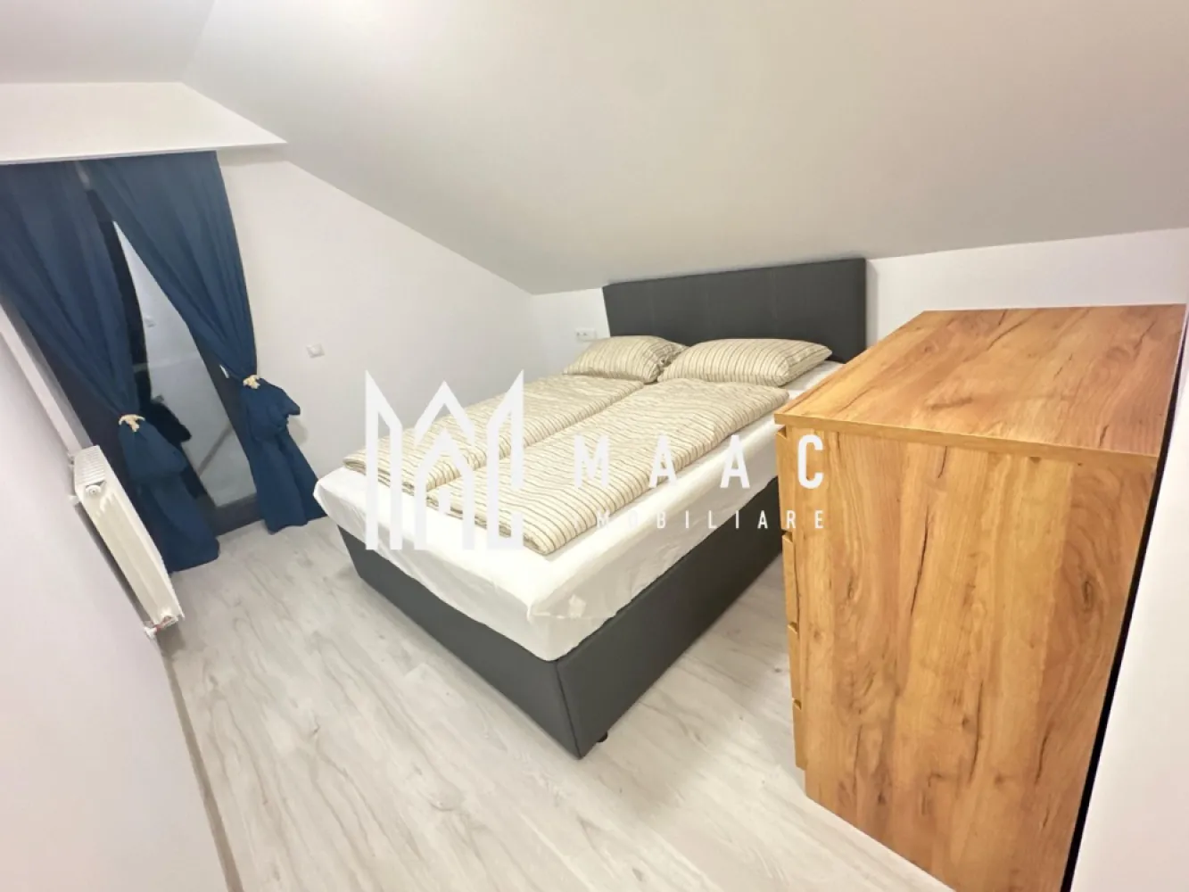 Casă 6 camere I 4 băi I 150mpu I Curte I Sebesu de Sus - MAAC Imobiliare vă oferă spre închiriere pe termen lung o casă nouă în Satul Sebeșul de Sus.

Parterul imobilului este alcătuit din living în suprafața de 39mp, baie, bucătărie închisă și un dormitor.
Etajul prezintă 4 dormitoare, 3 dintre acestea cu baie proprie.

Imobilul dispune de curte proprie cu 3 locuri de parcare deschisă și grădină generoasă .

Avantaje:
 • Priveliște superbă spre munți
 • Zonă liniștită, ideală pentru relaxare și conectare cu natura
 • Acces facil la Sibiu (aproximativ 30 minute cu mașina)
 • Potrivită pentru familii, cupluri sau persoane care lucrează remote

Condiții: Disponibilă pentru închiriere pe termen lung.

Valoarea chiriei inițiale plus garanția în același cuantum sunt achitate odată cu semnarea contractului.

Nu ratați ocazia de a locui într-un colț de rai, aproape de Sibiu!

Pentru mai multe detalii precizați telefonic ca ați văzut anunțul cu ID: CP2288091