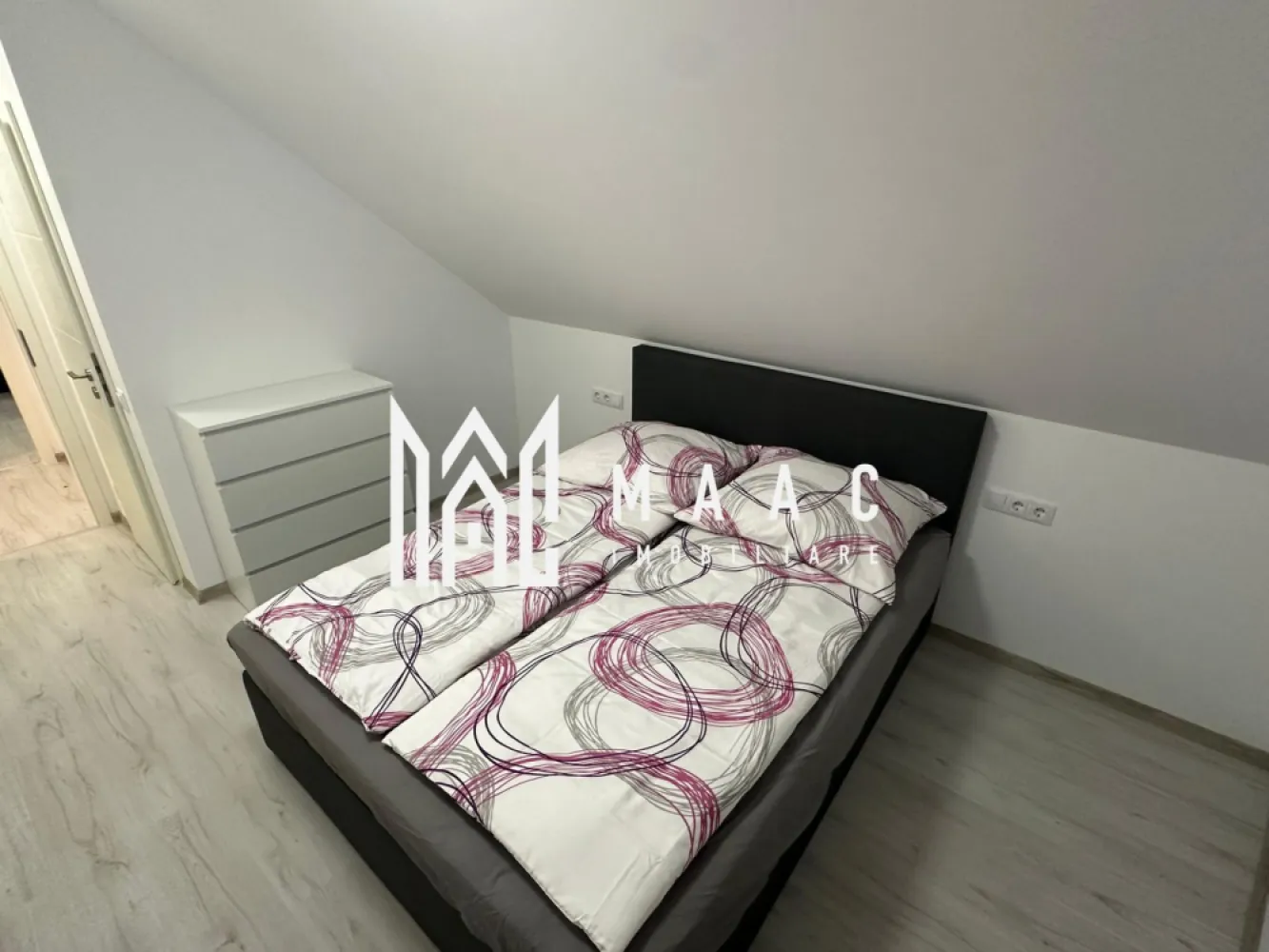 Casă 6 camere I 4 băi I 150mpu I Curte I Sebesu de Sus - MAAC Imobiliare vă oferă spre închiriere pe termen lung o casă nouă în Satul Sebeșul de Sus.

Parterul imobilului este alcătuit din living în suprafața de 39mp, baie, bucătărie închisă și un dormitor.
Etajul prezintă 4 dormitoare, 3 dintre acestea cu baie proprie.

Imobilul dispune de curte proprie cu 3 locuri de parcare deschisă și grădină generoasă .

Avantaje:
 • Priveliște superbă spre munți
 • Zonă liniștită, ideală pentru relaxare și conectare cu natura
 • Acces facil la Sibiu (aproximativ 30 minute cu mașina)
 • Potrivită pentru familii, cupluri sau persoane care lucrează remote

Condiții: Disponibilă pentru închiriere pe termen lung.

Valoarea chiriei inițiale plus garanția în același cuantum sunt achitate odată cu semnarea contractului.

Nu ratați ocazia de a locui într-un colț de rai, aproape de Sibiu!

Pentru mai multe detalii precizați telefonic ca ați văzut anunțul cu ID: CP2288091