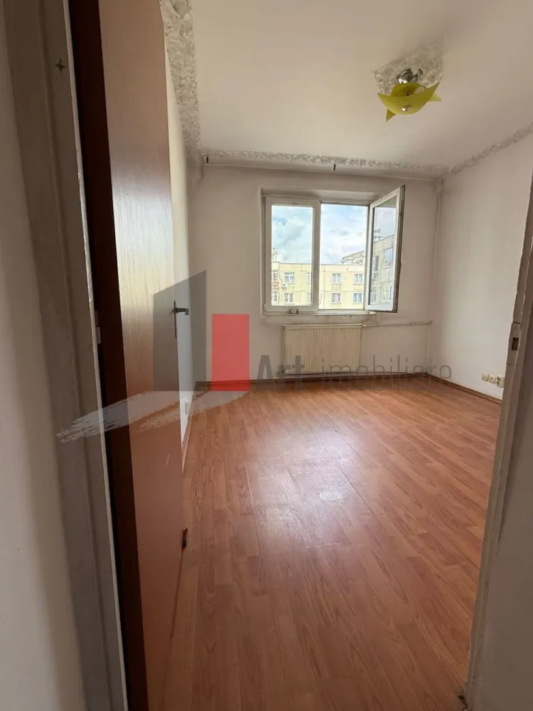 Apartament de vanzare-Lujerului - Apartament de vanzare cu 2 camere, cu o suprafata de 54 mp, în zona Militari-Lujerului, la etajul 7 din P+8, cu 2 lifturi. An construcție bloc 1986. Interiorul dispune de pardoseli din gresie și parchet, uşă intrare metalică şi de un balcon închis cu geam termopan- balconul are 5mp. Bucatarie inchisa, balcon inchis. Vederea este către spatele blocului.

Locația este una urbană, blocul este foarte bine poziționat, fiind aproape de diverse puncte de interes. Te poți bucura de restaurante, supermarketuri și centre comerciale în apropiere. De asemenea, ai acces rapid la stațiile de autobuz și metrou, facilitând transportul în comun. În zonă există parcuri și locuri de joacă pentru copii. Se fac cam 7 minute pana la statia de metrou Lujerului.

Dacă te interesează să vezi acest apartament, nu ezita să mă contactezi pentru mai multe detalii.