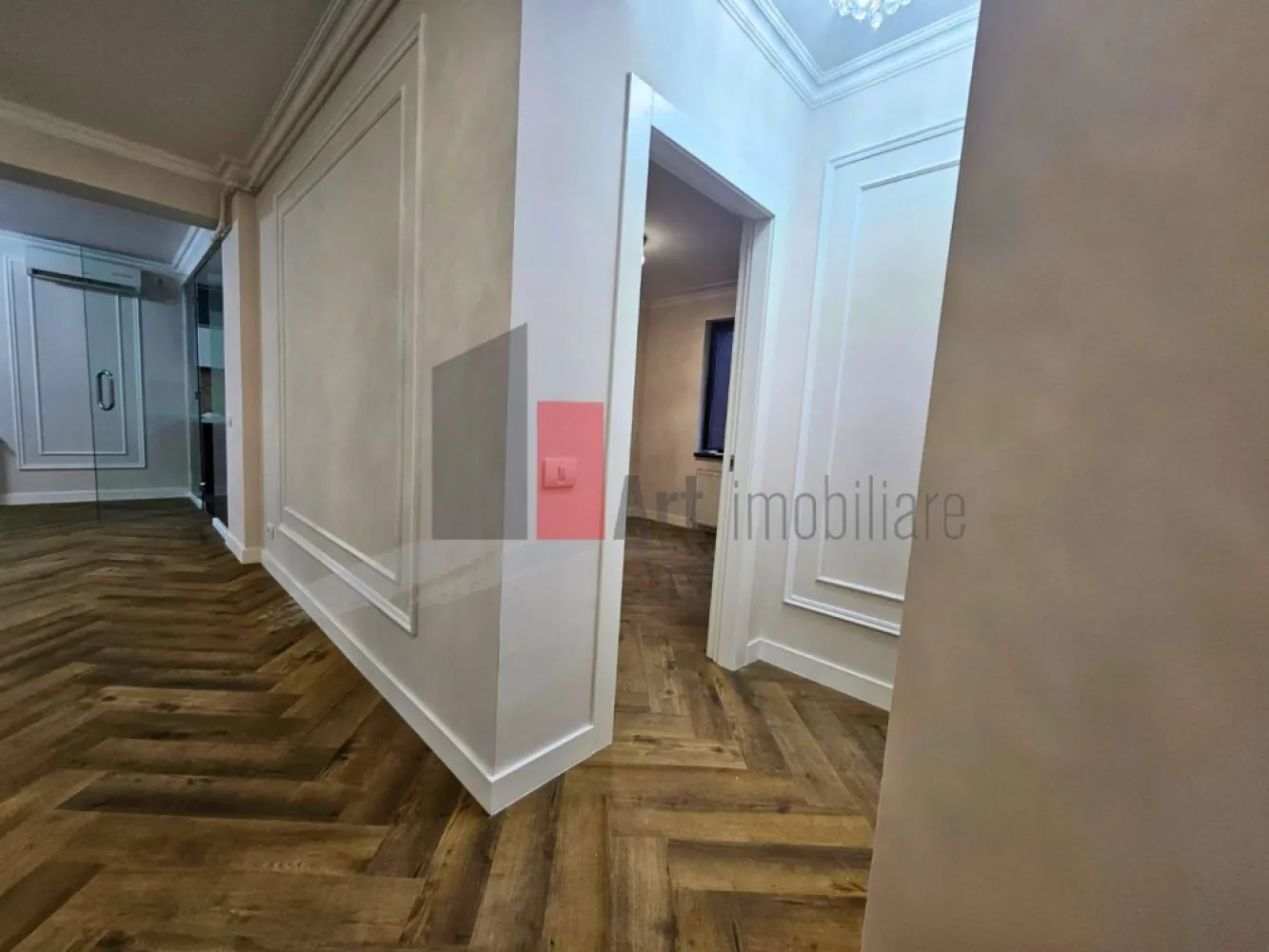 Apartament cu 3 camere-Domenii-Arcul de Triumf-Ion Mihalache-Turda-cu centrala - Apartament cu 3 camere | 80 mp | Domenii – Arcul de Triumf – Ion Mihalache - Turda

Vă propunem spre vânzare un apartament de trei camere, decomandat, cu 3 unitati de aer conditionat, cu centrala, situat într-una dintre cele mai căutate zone ale Capitalei – Piața Domenii, la câteva minute de Arcul de Triumf și Piața Victoriei.

Apartamentul are o suprafață totală de 80 mp, este amplasat într-un bloc nou cu 10 apartamente, finalizat în 2015, și a fost renovat complet în ianuarie 2026, fiind practic la prima utilizare după renovare.

Compartimentarea este modernă și foarte eficientă:

living generos de 45 mp, luminos și aerisit

bucătărie separată, delimitată elegant prin sticlă

două dormitoare confortabile, ideale pentru familie sau birou

finisaje contemporane premium, atent alese

Proprietatea se remarcă prin spațiu, lumină naturală și poziționare excelentă, fiind ideală atât pentru locuire proprie, cât și pentru investiție (zonă premium, cerere constantă).

Acces rapid către centru, parcurile Domenii, Kiseleff, Herăstrău, restaurante, instituții și mijloace de transport.