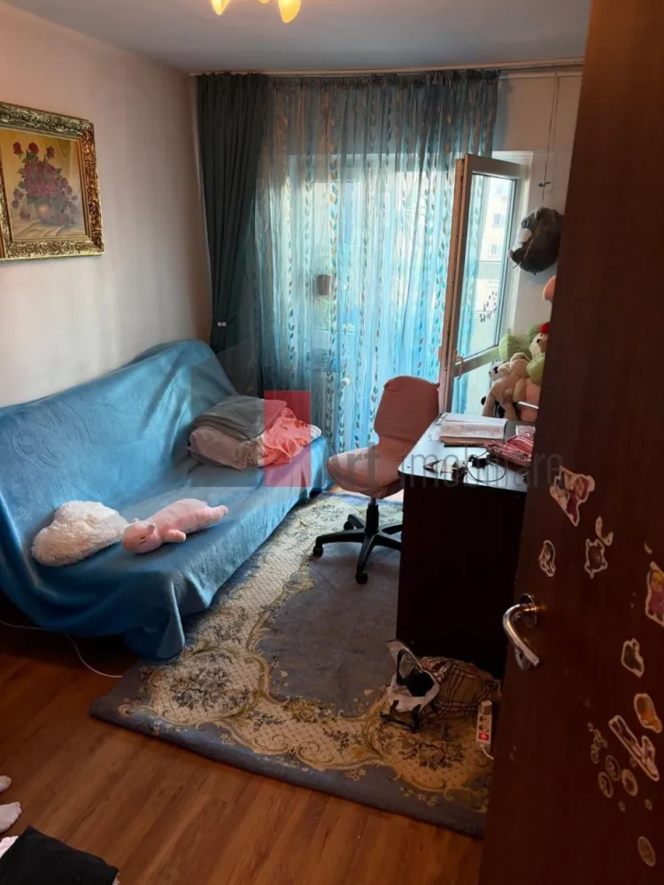 Apartament cu trei camere de vanzare-Crangasi-loc de parcare - Apartament de vanzare, cu trei camere, decomandat, situat in Crângași, langa BCR, stradal, la etajul 8 din 9, 9 fiind etaj tehnic, vedere mixtă in spate si la Calea Crângași, cu doua bai (cea mica a fost dezafectata dar se poate pune la loc foarte usor), doua unitati de aer conditionat, bucataria open cu holul, la 10 minute de mers pe jos de statia de metrou Crangasi, cu o suprafata de 62 mp +10 mp balcoane, total 72 mp, loc parcare ADP, scara curată.