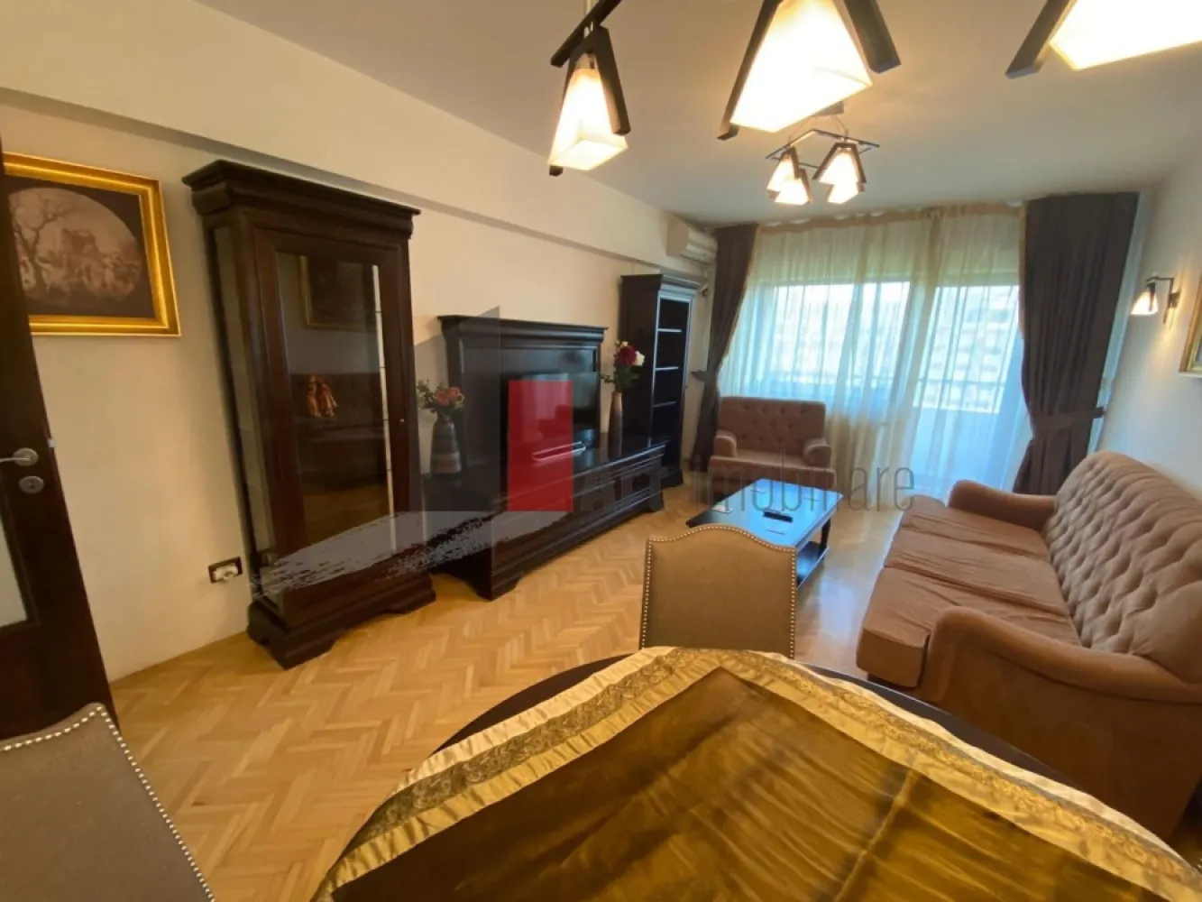 Apartament cu 2 camere de vanzare-Unirii-Alba Iulia - Apartament cu 2 camere de vanzare, LUX Bd. Unirii | vedere bulevard | 3 balcoane | parcare 
Apartamentele cu vedere directă la Bd. Unirii apar rar la vânzare. Vă propun spre vânzare un apartament elegant cu 2 camere, situat într-una dintre cele mai apreciate zone ultracentrale ale Bucureștiului, la doar 5 minute de Piața Unirii și aproximativ 10 minute de Palatul Parlamentului.
Apartamentul este spațios, luminos și complet mobilat și utilat, fiind ideal atât pentru locuit, cât și pentru investiție. Un avantaj major este faptul că ambele camere și bucătăria au vedere directă spre bulevard, oferind lumină naturală și o priveliște deschisă.
Detalii apartament:
Suprafață utilă: 65 mp
Suprafață construită: 75 mp
Compartimentare: decomandat
Etaj: 5 din 9
An construcție: 1997
Living + dormitor
Bucătărie separată
Dressing spațios
1 baie
3 balcoane (unul închis)
1 loc de parcare
Dotări și finisaje:
Geamuri tripan QFort
Parchet, gresie și faianță
Aer condiționat (doua unitati)
Apometre și repartitoare
Internet și cablu TV
Bucătărie inchisa, complet utilată
Electrocasnice Franke
Mobilier Mobexpert
Mașină de spălat
TV
Lift nou
Apartamentul este renovat la standarde înalte, cu mobilier și electrocasnice noi și nu a fost locuit. Se poate vinde cu tot cu mobila sau nu.
Zona oferă acces rapid către restaurante, magazine, transport public, centre comerciale și principalele puncte de interes ale orașului.
