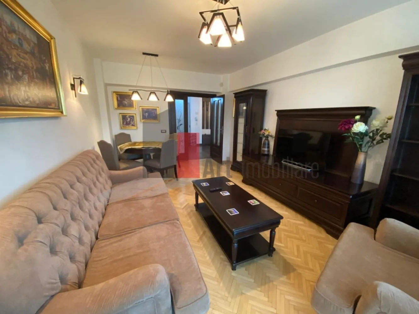 Apartament cu 2 camere de vanzare-Unirii-Alba Iulia - Apartament cu 2 camere de vanzare, LUX Bd. Unirii | vedere bulevard | 3 balcoane | parcare 
Apartamentele cu vedere directă la Bd. Unirii apar rar la vânzare. Vă propun spre vânzare un apartament elegant cu 2 camere, situat într-una dintre cele mai apreciate zone ultracentrale ale Bucureștiului, la doar 5 minute de Piața Unirii și aproximativ 10 minute de Palatul Parlamentului.
Apartamentul este spațios, luminos și complet mobilat și utilat, fiind ideal atât pentru locuit, cât și pentru investiție. Un avantaj major este faptul că ambele camere și bucătăria au vedere directă spre bulevard, oferind lumină naturală și o priveliște deschisă.
Detalii apartament:
Suprafață utilă: 65 mp
Suprafață construită: 75 mp
Compartimentare: decomandat
Etaj: 5 din 9
An construcție: 1997
Living + dormitor
Bucătărie separată
Dressing spațios
1 baie
3 balcoane (unul închis)
1 loc de parcare
Dotări și finisaje:
Geamuri tripan QFort
Parchet, gresie și faianță
Aer condiționat (doua unitati)
Apometre și repartitoare
Internet și cablu TV
Bucătărie inchisa, complet utilată
Electrocasnice Franke
Mobilier Mobexpert
Mașină de spălat
TV
Lift nou
Apartamentul este renovat la standarde înalte, cu mobilier și electrocasnice noi și nu a fost locuit. Se poate vinde cu tot cu mobila sau nu.
Zona oferă acces rapid către restaurante, magazine, transport public, centre comerciale și principalele puncte de interes ale orașului.
