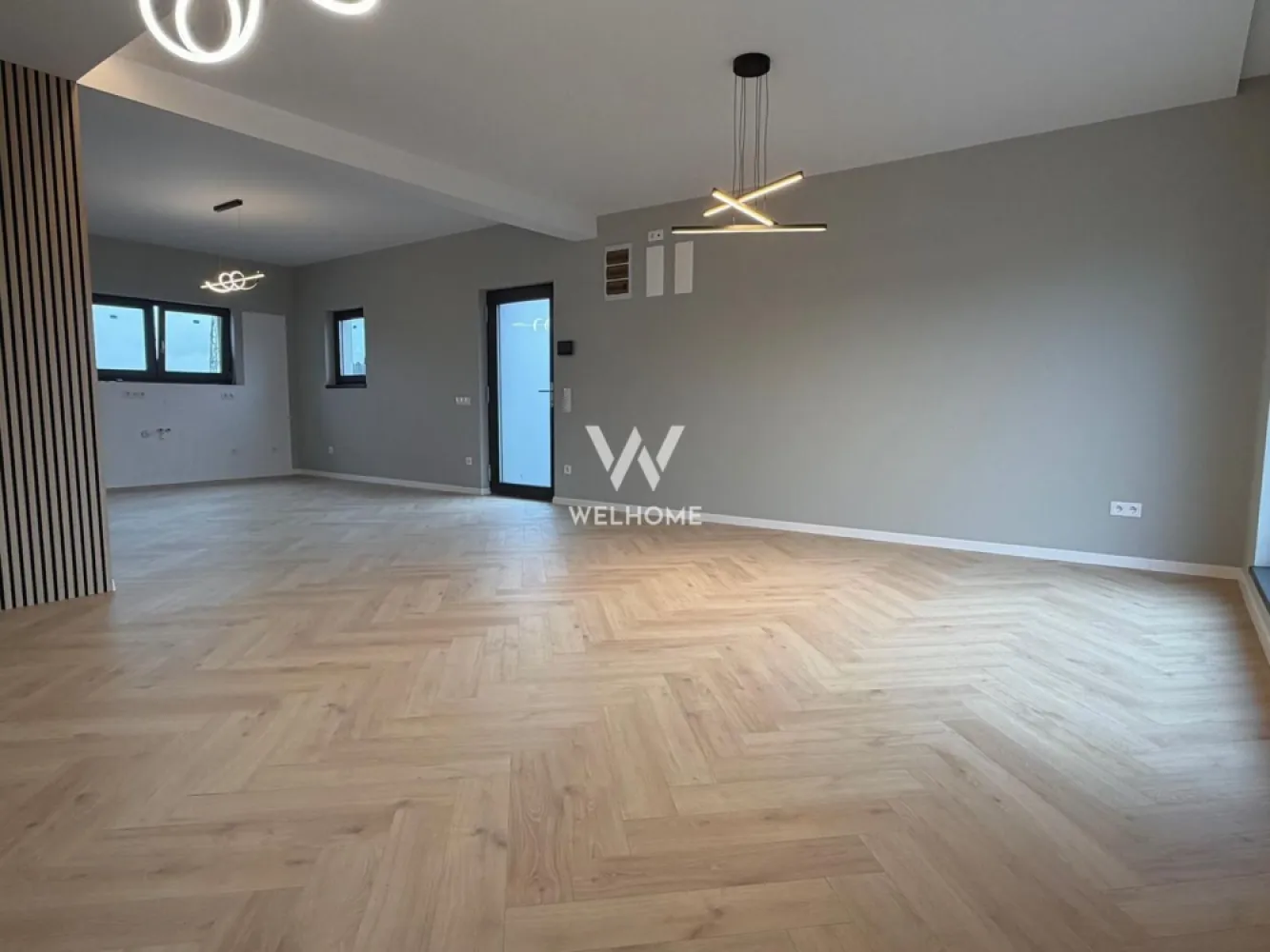 Apartament la Vila, 4 camere si gradina privata - Apartament la Vila, Proiect Premium in Cartierul Arhitectilor, Sibiu

!!! Locuințe premium pentru un trai deosebit !!!

Proiect nou si exclusivist, cu doar 4 apartamente de 2, 3 și 4 camere, concepute pentru confortul și stilul tău de viață.

Puncte forte:

✅ Izolație cu vată bazaltică de 10 cm pentru confort termic maxim
✅ Balustrade din sticlă securizată pentru un design modern și siguranță
✅ Supraveghere video non-stop pentru siguranța ta și a familiei tale
✅ Încălzire în pardoseală – confortul suprem în fiecare cameră
✅ Geamuri premium cu 3 foi de sticlă + 3 garnituri pentru izolare fonică și termică excelentă
✅ Centrală termică Bosch în condensare, eficientă și economică
✅ Iluminat exterior pentru un ambient plăcut și sigur
✅ Balcoane și terase hidroizolate pentru durabilitate și protecție în timp
✅ Finisaje de înaltă calitate, care aduc un plus de eleganță fiecărui detaliu

Compartimentare: 115mpu impartiti in 3 dormitoare fiecare prevazute cu baie proprie si dressing, Living, Bucatarie, baie de serviciu, terasa acoperita si gradina privata de aprox 200 mp la exterior!! (vezi schita)

Predare: Unitatea locativa in lucru cu termen de receptie in Decembrie 2025, LA CHEIE!

Pret: 203.800 Euro + TVA
Contact:Cosmin-0743292794