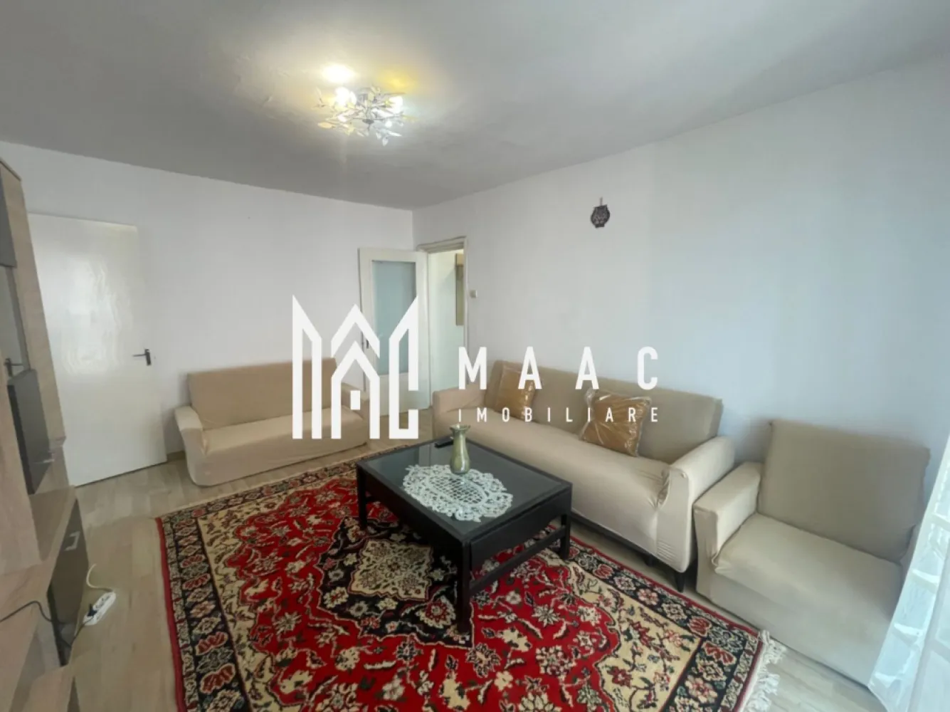 Apartament 2 camere | Locatie excelenta | Zona Cedonia - MAAC Imobiliare vă propune spre închiriere un apartament cu 2 camere, situat la etajul 3 al unui imobil amplasat în zona Cedonia, într-o zonă liniștită și apreciată, aproape de centrul orașului și de principalele puncte de interes. Proprietatea reprezintă o alegere potrivită pentru cupluri, studenți sau persoane singure care își doresc confort, accesibilitate și un ambient plăcut pentru locuit.

Apartamentul este compartimentat eficient și dispune de două camere luminoase, bucătărie, hol de acces și baie, oferind o atmosferă caldă și primitoare. Spațiile sunt bine organizate și beneficiază de lumină naturală, contribuind la confortul zilnic al viitorilor chiriași.

Proprietatea beneficiază de balcon și loc de parcare, iar în imediata apropiere se află școală, magazine și parcuri, ceea ce oferă acces rapid la facilitățile necesare pentru un stil de viață confortabil și practic.

Caracteristici:
-Apartament cu 2 camere
-Etaj 3
-Zonă liniștită și aproape de centrul orașului
-Compartimentare practică și funcțională
-Balcon
-Loc de parcare

Compartimentare:
-Două camere
-Bucătărie
-Hol de acces
-Baie

Avantaje:
-Zonă bună și liniștită a orașului
-Acces rapid către centrul orașului și principalele puncte de interes
-Aproape de școală, magazine și parcuri
-Potrivit pentru cupluri, studenți și persoane singure
-Spații luminoase și atmosferă plăcută

Informații suplimentare:
-Nu se acceptă animale de companie
-Proprietarul acceptă fumători
-Se percepe garanție echivalentă cu o lună de chirie în avans

Pentru mai multe detalii, vă rugăm să menționați telefonic că ați văzut anunțul cu CP3072779.