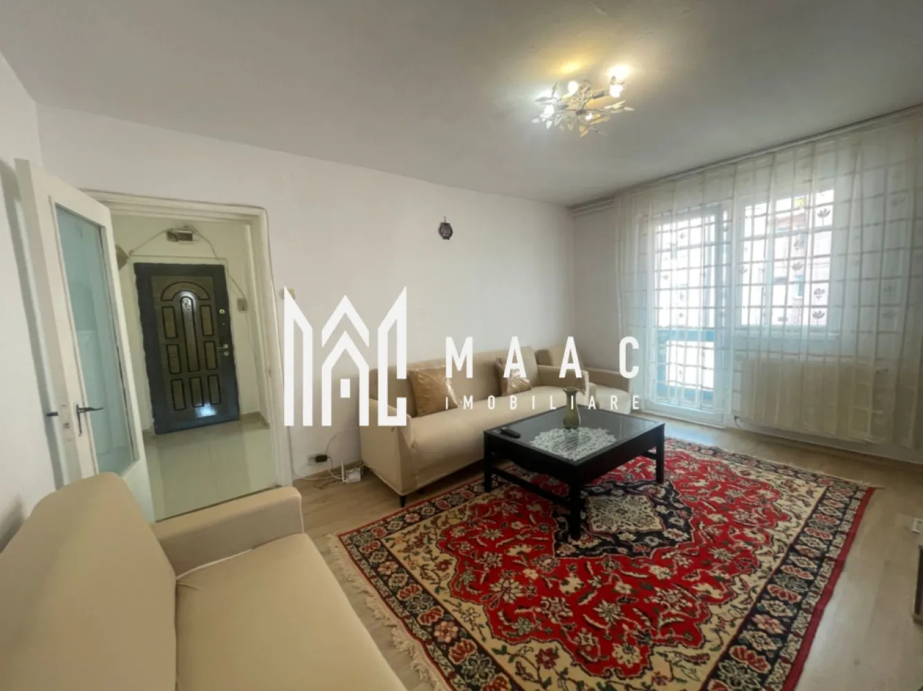 Apartament 2 camere | Locatie excelenta | Zona Cedonia - MAAC Imobiliare vă propune spre închiriere un apartament cu 2 camere, situat la etajul 3 al unui imobil amplasat în zona Cedonia, într-o zonă liniștită și apreciată, aproape de centrul orașului și de principalele puncte de interes. Proprietatea reprezintă o alegere potrivită pentru cupluri, studenți sau persoane singure care își doresc confort, accesibilitate și un ambient plăcut pentru locuit.

Apartamentul este compartimentat eficient și dispune de două camere luminoase, bucătărie, hol de acces și baie, oferind o atmosferă caldă și primitoare. Spațiile sunt bine organizate și beneficiază de lumină naturală, contribuind la confortul zilnic al viitorilor chiriași.

Proprietatea beneficiază de balcon și loc de parcare, iar în imediata apropiere se află școală, magazine și parcuri, ceea ce oferă acces rapid la facilitățile necesare pentru un stil de viață confortabil și practic.

Caracteristici:
-Apartament cu 2 camere
-Etaj 3
-Zonă liniștită și aproape de centrul orașului
-Compartimentare practică și funcțională
-Balcon
-Loc de parcare

Compartimentare:
-Două camere
-Bucătărie
-Hol de acces
-Baie

Avantaje:
-Zonă bună și liniștită a orașului
-Acces rapid către centrul orașului și principalele puncte de interes
-Aproape de școală, magazine și parcuri
-Potrivit pentru cupluri, studenți și persoane singure
-Spații luminoase și atmosferă plăcută

Informații suplimentare:
-Nu se acceptă animale de companie
-Proprietarul acceptă fumători
-Se percepe garanție echivalentă cu o lună de chirie în avans

Pentru mai multe detalii, vă rugăm să menționați telefonic că ați văzut anunțul cu CP3072779.