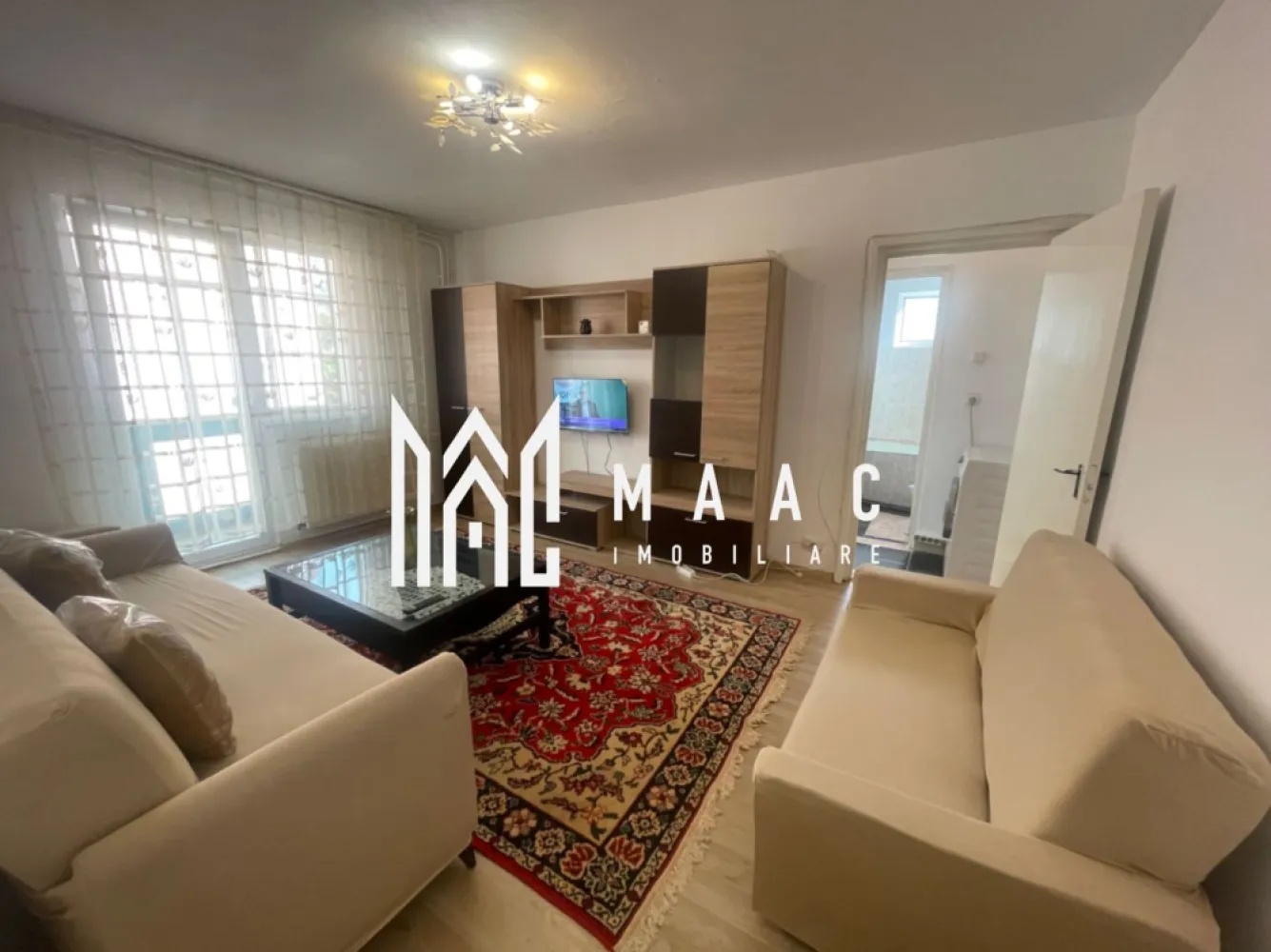 Apartament 2 camere | Locatie excelenta | Zona Cedonia - MAAC Imobiliare vă propune spre închiriere un apartament cu 2 camere, situat la etajul 3 al unui imobil amplasat în zona Cedonia, într-o zonă liniștită și apreciată, aproape de centrul orașului și de principalele puncte de interes. Proprietatea reprezintă o alegere potrivită pentru cupluri, studenți sau persoane singure care își doresc confort, accesibilitate și un ambient plăcut pentru locuit.

Apartamentul este compartimentat eficient și dispune de două camere luminoase, bucătărie, hol de acces și baie, oferind o atmosferă caldă și primitoare. Spațiile sunt bine organizate și beneficiază de lumină naturală, contribuind la confortul zilnic al viitorilor chiriași.

Proprietatea beneficiază de balcon și loc de parcare, iar în imediata apropiere se află școală, magazine și parcuri, ceea ce oferă acces rapid la facilitățile necesare pentru un stil de viață confortabil și practic.

Caracteristici:
-Apartament cu 2 camere
-Etaj 3
-Zonă liniștită și aproape de centrul orașului
-Compartimentare practică și funcțională
-Balcon
-Loc de parcare

Compartimentare:
-Două camere
-Bucătărie
-Hol de acces
-Baie

Avantaje:
-Zonă bună și liniștită a orașului
-Acces rapid către centrul orașului și principalele puncte de interes
-Aproape de școală, magazine și parcuri
-Potrivit pentru cupluri, studenți și persoane singure
-Spații luminoase și atmosferă plăcută

Informații suplimentare:
-Nu se acceptă animale de companie
-Proprietarul acceptă fumători
-Se percepe garanție echivalentă cu o lună de chirie în avans

Pentru mai multe detalii, vă rugăm să menționați telefonic că ați văzut anunțul cu CP3072779.