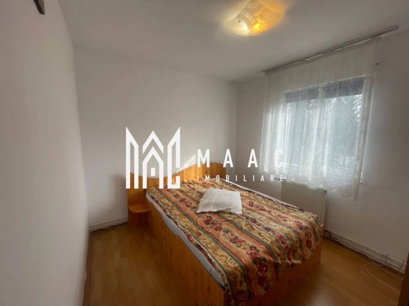 Apartament 2 camere | Locatie excelenta | Zona Cedonia - MAAC Imobiliare vă propune spre închiriere un apartament cu 2 camere, situat la etajul 3 al unui imobil amplasat în zona Cedonia, într-o zonă liniștită și apreciată, aproape de centrul orașului și de principalele puncte de interes. Proprietatea reprezintă o alegere potrivită pentru cupluri, studenți sau persoane singure care își doresc confort, accesibilitate și un ambient plăcut pentru locuit.

Apartamentul este compartimentat eficient și dispune de două camere luminoase, bucătărie, hol de acces și baie, oferind o atmosferă caldă și primitoare. Spațiile sunt bine organizate și beneficiază de lumină naturală, contribuind la confortul zilnic al viitorilor chiriași.

Proprietatea beneficiază de balcon și loc de parcare, iar în imediata apropiere se află școală, magazine și parcuri, ceea ce oferă acces rapid la facilitățile necesare pentru un stil de viață confortabil și practic.

Caracteristici:
-Apartament cu 2 camere
-Etaj 3
-Zonă liniștită și aproape de centrul orașului
-Compartimentare practică și funcțională
-Balcon
-Loc de parcare

Compartimentare:
-Două camere
-Bucătărie
-Hol de acces
-Baie

Avantaje:
-Zonă bună și liniștită a orașului
-Acces rapid către centrul orașului și principalele puncte de interes
-Aproape de școală, magazine și parcuri
-Potrivit pentru cupluri, studenți și persoane singure
-Spații luminoase și atmosferă plăcută

Informații suplimentare:
-Nu se acceptă animale de companie
-Proprietarul acceptă fumători
-Se percepe garanție echivalentă cu o lună de chirie în avans

Pentru mai multe detalii, vă rugăm să menționați telefonic că ați văzut anunțul cu CP3072779.
