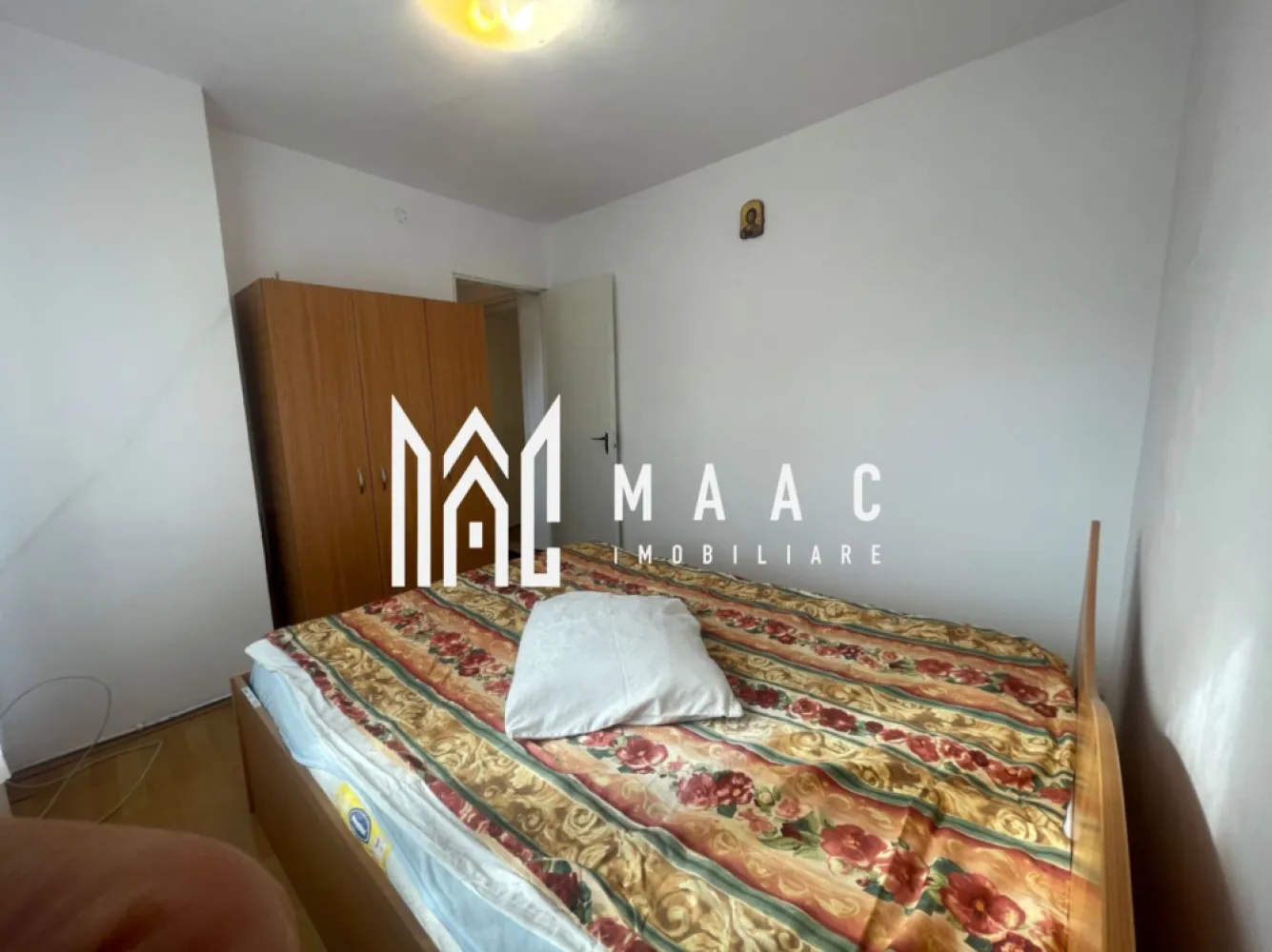 Apartament 2 camere | Locatie excelenta | Zona Cedonia - MAAC Imobiliare vă propune spre închiriere un apartament cu 2 camere, situat la etajul 3 al unui imobil amplasat în zona Cedonia, într-o zonă liniștită și apreciată, aproape de centrul orașului și de principalele puncte de interes. Proprietatea reprezintă o alegere potrivită pentru cupluri, studenți sau persoane singure care își doresc confort, accesibilitate și un ambient plăcut pentru locuit.

Apartamentul este compartimentat eficient și dispune de două camere luminoase, bucătărie, hol de acces și baie, oferind o atmosferă caldă și primitoare. Spațiile sunt bine organizate și beneficiază de lumină naturală, contribuind la confortul zilnic al viitorilor chiriași.

Proprietatea beneficiază de balcon și loc de parcare, iar în imediata apropiere se află școală, magazine și parcuri, ceea ce oferă acces rapid la facilitățile necesare pentru un stil de viață confortabil și practic.

Caracteristici:
-Apartament cu 2 camere
-Etaj 3
-Zonă liniștită și aproape de centrul orașului
-Compartimentare practică și funcțională
-Balcon
-Loc de parcare

Compartimentare:
-Două camere
-Bucătărie
-Hol de acces
-Baie

Avantaje:
-Zonă bună și liniștită a orașului
-Acces rapid către centrul orașului și principalele puncte de interes
-Aproape de școală, magazine și parcuri
-Potrivit pentru cupluri, studenți și persoane singure
-Spații luminoase și atmosferă plăcută

Informații suplimentare:
-Nu se acceptă animale de companie
-Proprietarul acceptă fumători
-Se percepe garanție echivalentă cu o lună de chirie în avans

Pentru mai multe detalii, vă rugăm să menționați telefonic că ați văzut anunțul cu CP3072779.