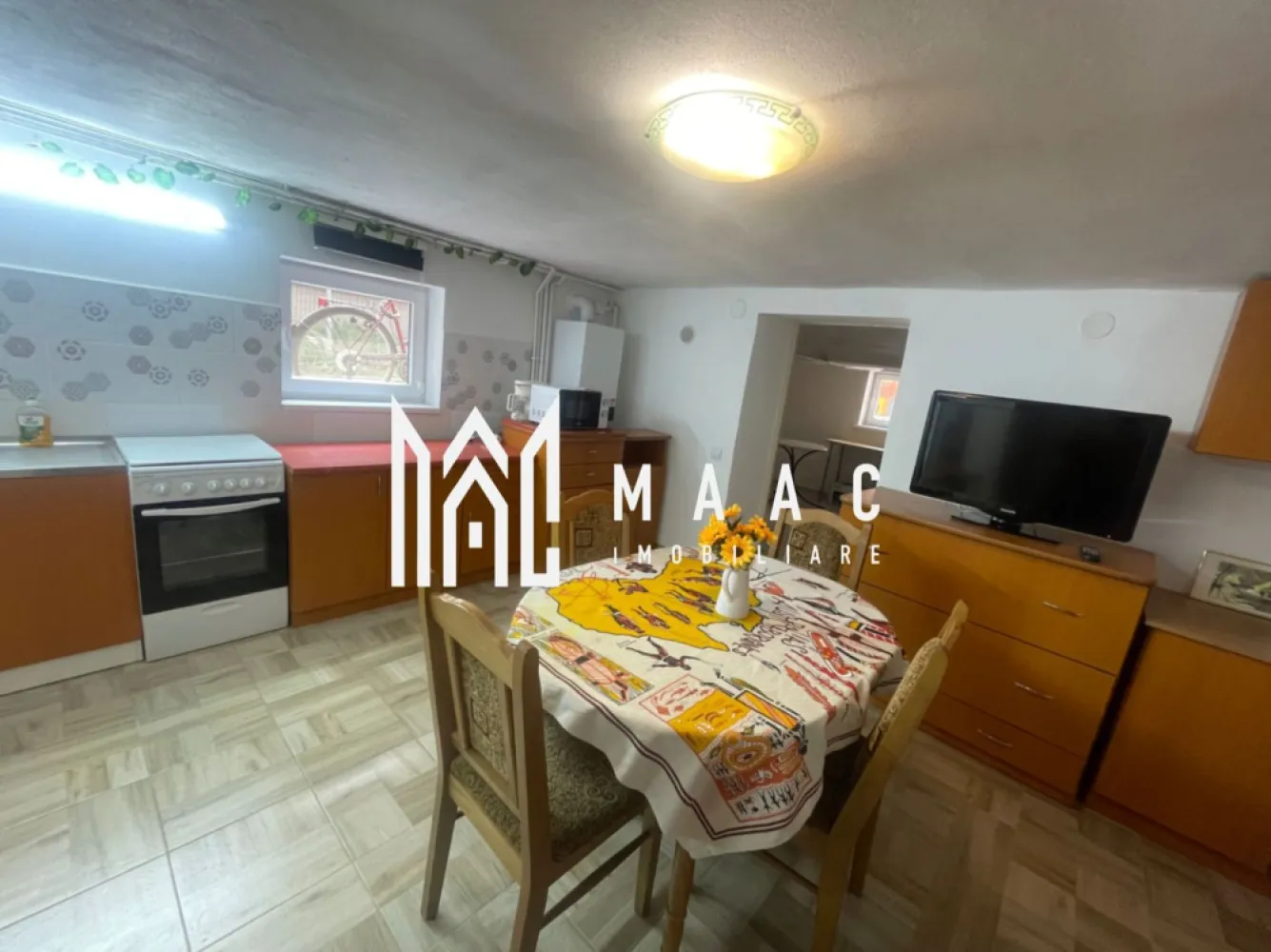 Apartament 2 camere| Utilitati incluse | Zona Sub Arini | 90 mp - MAAC Imobiliare vă propune spre închiriere un apartament spațios la curte cu 2 camere decomandate, situat aproape de parcul Sub Arini si de centrul orasului.

Apartamentul este decomandat, are o suprafață utilă de aproximativ 90 mp și este compartimentat din dormitor, living cu bucatarie, hol de acces, camera de serviciu si baie.

Avantajele proprietății includ:
- locație premium
- zonă liniștită, cu valoare rezidențială ridicată
- acces rapid către centrul orașului și principalele puncte de interes
- potrivit pentru familii, studenti si persoane singure

In pretul chiriei sunt incluse utilitatile: apa, gaz si curent.
Se percepe o garantie de luna de chirie in avans.

Pentru mai multe detalii sau programarea unei vizionări, nu ezitați să ne contactați specificand ID: CP3072636