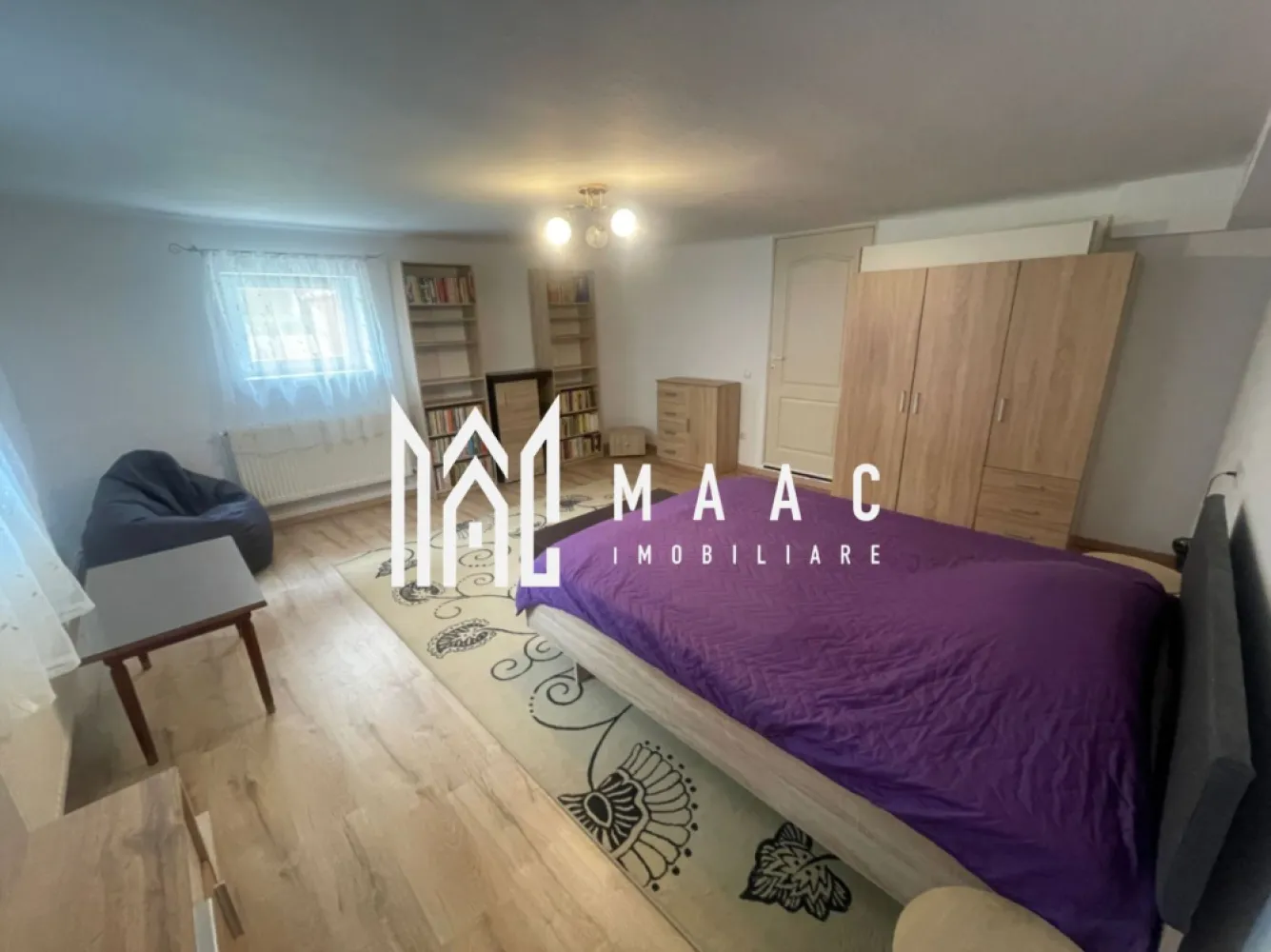 Apartament 2 camere| Utilitati incluse | Zona Sub Arini | 90 mp - MAAC Imobiliare vă propune spre închiriere un apartament spațios la curte cu 2 camere decomandate, situat aproape de parcul Sub Arini si de centrul orasului.

Apartamentul este decomandat, are o suprafață utilă de aproximativ 90 mp și este compartimentat din dormitor, living cu bucatarie, hol de acces, camera de serviciu si baie.

Avantajele proprietății includ:
- locație premium
- zonă liniștită, cu valoare rezidențială ridicată
- acces rapid către centrul orașului și principalele puncte de interes
- potrivit pentru familii, studenti si persoane singure

In pretul chiriei sunt incluse utilitatile: apa, gaz si curent.
Se percepe o garantie de luna de chirie in avans.

Pentru mai multe detalii sau programarea unei vizionări, nu ezitați să ne contactați specificand ID: CP3072636
