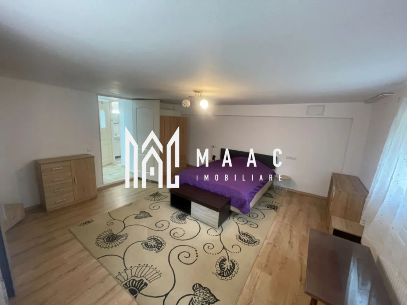 Apartament 2 camere| Utilitati incluse | Zona Sub Arini | 90 mp - MAAC Imobiliare vă propune spre închiriere un apartament spațios la curte cu 2 camere decomandate, situat aproape de parcul Sub Arini si de centrul orasului.

Apartamentul este decomandat, are o suprafață utilă de aproximativ 90 mp și este compartimentat din dormitor, living cu bucatarie, hol de acces, camera de serviciu si baie.

Avantajele proprietății includ:
- locație premium
- zonă liniștită, cu valoare rezidențială ridicată
- acces rapid către centrul orașului și principalele puncte de interes
- potrivit pentru familii, studenti si persoane singure

In pretul chiriei sunt incluse utilitatile: apa, gaz si curent.
Se percepe o garantie de luna de chirie in avans.

Pentru mai multe detalii sau programarea unei vizionări, nu ezitați să ne contactați specificand ID: CP3072636
