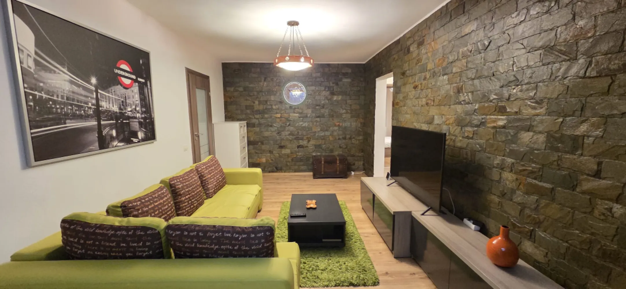 Închiriere Apartament 2 camere zona Drumul Taberei - Metrou Raul Doamnei - Inchiriere apartament 2 camere, 50 mp, situat în Drumul Taberei, Str. Drumul Taberei nr. 91, etaj 2. 📍 LOCALIZARE PREMIUM: La 30 de secunde de Metrou Râul Doamnei. Acces imediat la mijloace de transport. 🏠 DOTĂRI COMPLETE - Te muți doar cu hainele: - Centrală termică proprie - Aer condiționat - Mașină de spălat vase - Mașină de spălat rufe + Uscător rufe - Smart TV diagonală mare 138 cm living + TV bucătărie - Cuptor cu microunde - Frigider - Complet mobilat și utilat 💰 CONDIȚII: - 1 lună garanție - Parcare opțională: 50€/lună - Fara animale de companie