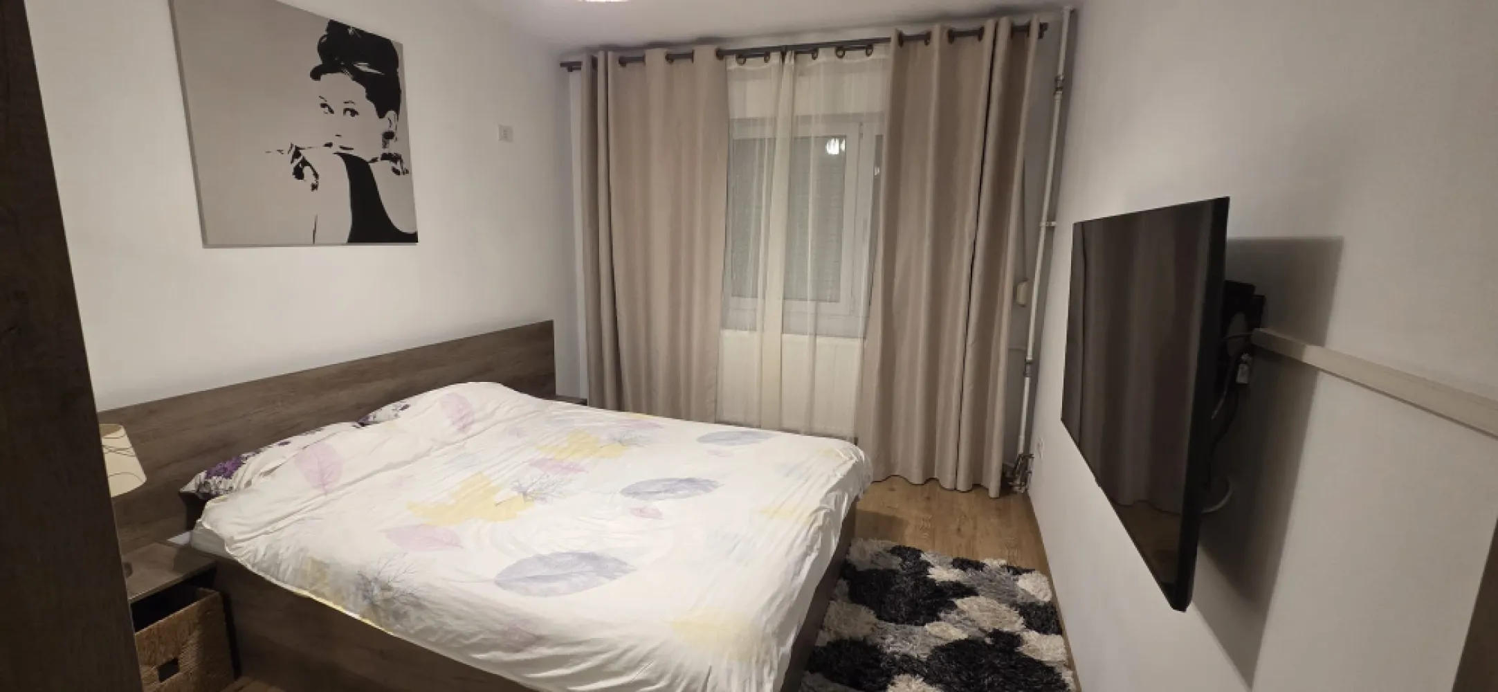 Închiriere Apartament 2 camere zona Drumul Taberei - Metrou Raul Doamnei - Inchiriere apartament 2 camere, 50 mp, situat în Drumul Taberei, Str. Drumul Taberei nr. 91, etaj 2. 📍 LOCALIZARE PREMIUM: La 30 de secunde de Metrou Râul Doamnei. Acces imediat la mijloace de transport. 🏠 DOTĂRI COMPLETE - Te muți doar cu hainele: - Centrală termică proprie - Aer condiționat - Mașină de spălat vase - Mașină de spălat rufe + Uscător rufe - Smart TV diagonală mare 138 cm living + TV bucătărie - Cuptor cu microunde - Frigider - Complet mobilat și utilat 💰 CONDIȚII: - 1 lună garanție - Parcare opțională: 50€/lună - Fara animale de companie