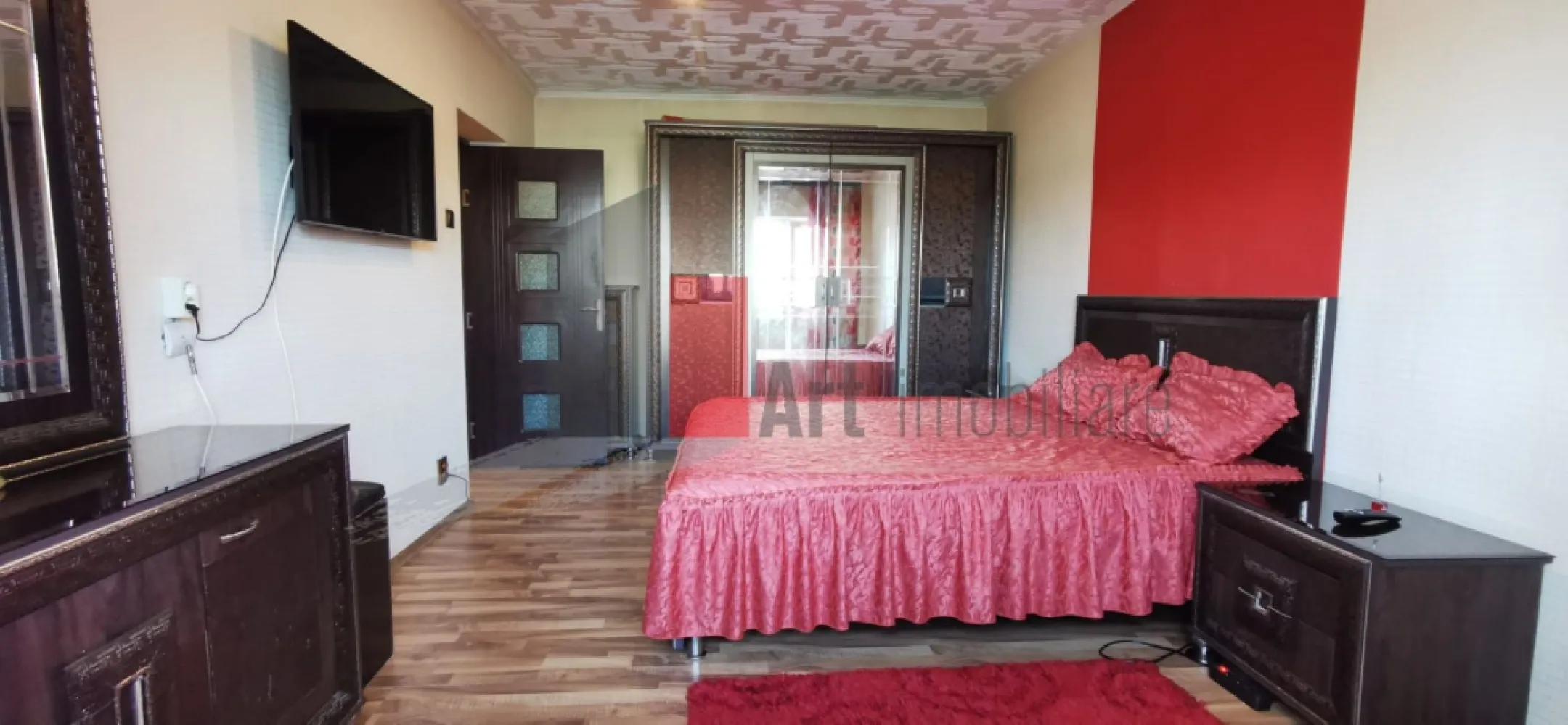 Apartament cu doua camere de inchiriat-Stefan cel Mare-Obor-Mosilor - Apartament modern cu 2 camere, situat într-o zonă ultracentrală la intersecția dintre Ștefan cel Mare, Obor și Calea Moșilor. Locația oferă acces rapid către mijloacele de transport în comun (metrou, tramvai, autobuz), precum și proximitate față de supermarketuri, restaurante, farmacii și parcuri (Parcul Circului și Parcul Obor în apropiere).

Caracteristici:

** Suprafață: 55 mp

** Etaj: 1 din 10

** Mobilat și utilat complet (canapea, pat matrimonial, dressing, TV, frigider, aragaz, mașină de spălat, boiler, aer conditionat etc.)

** Bucătărie separată, balcon inchis

** Baie cu cadă

** Balcon vedere liberă

Alte avantaje:

** Imobil curat și bine întretinut

** Acces facil către Piața Obor, zona Dorobanți, Piața Victoriei

** Ideal pentru cupluri sau persoane singure care cauta confort si liniste.