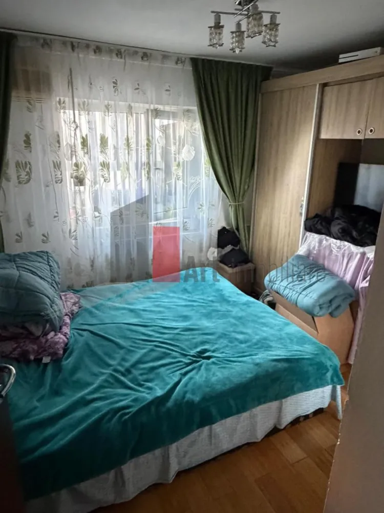 Apartament cu 3 camere de vanzare-Crangasi-loc de parcare - Apartament de vanzare, cu trei camere, decomandat, situat in Crângași, langa BCR, stradal, la etajul 8 din 9, 9 fiind etaj tehnic, vedere mixtă in spate si la Calea Crângași, cu doua bai (cea mica a fost dezafectata dar se poate pune la loc foarte usor), doua unitati de aer conditionat, bucataria open cu holul, la 10 minute de mers pe jos de statia de metrou Crangasi, cu o suprafata de 62 mp +10 mp balcoane, total 72 mp, loc parcare ADP, scara curată.