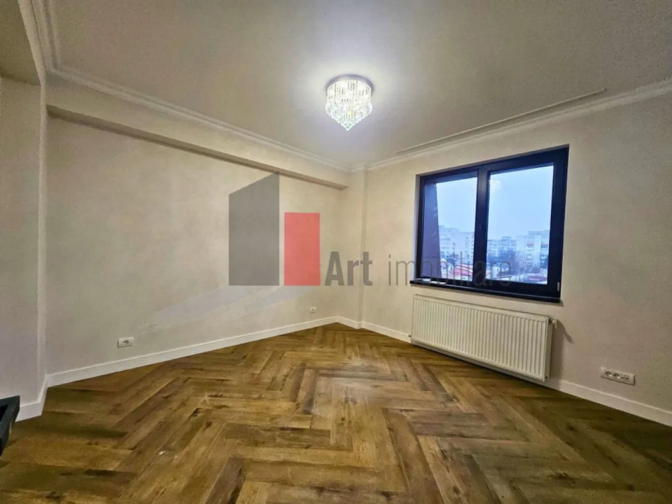 Apartament cu 3 camere-Domenii-Arcul de Triumf-Ion Mihalache-Turda-cu centrala - Apartament 3 camere | 80 mp | Domenii – Arcul de Triumf – Ion Mihalache - Turda

Vă propunem spre vânzare un apartament de trei camere, decomandat, cu 3 unitati de aer conditionat, cu centrala, situat într-una dintre cele mai căutate zone ale Capitalei – Piața Domenii, la câteva minute de Arcul de Triumf și Piața Victoriei.

Apartamentul are o suprafață totală de 80 mp, este amplasat într-un bloc nou cu 10 apartamente, finalizat în 2015, și a fost renovat complet în ianuarie 2026, fiind practic la prima utilizare după renovare.

Compartimentarea este modernă și foarte eficientă:

living generos de 45 mp, luminos și aerisit

bucătărie separată, delimitată elegant prin sticlă

două dormitoare confortabile, ideale pentru familie sau birou

finisaje contemporane premium, atent alese

Proprietatea se remarcă prin spațiu, lumină naturală și poziționare excelentă, fiind ideală atât pentru locuire proprie, cât și pentru investiție (zonă premium, cerere constantă).

Acces rapid către centru, parcurile Domenii, Kiseleff, Herăstrău, restaurante, instituții și mijloace de transport.