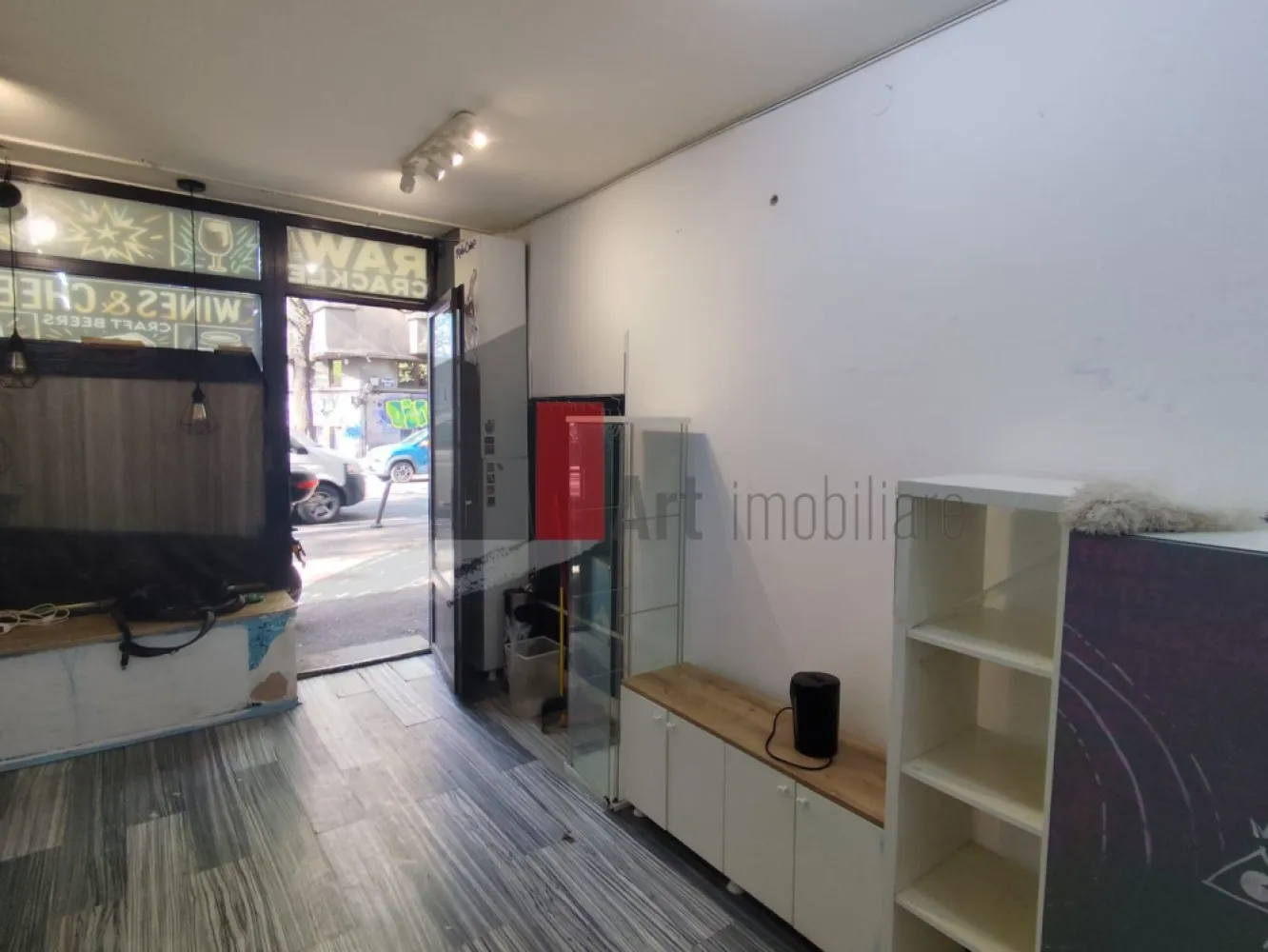 Spatiu comercial de inchiriat in zona Rosetti/Biserica Armeneasca - De închiriat – Spațiu comercial ultracentral, vizibilitate excelentă – Bd. Carol

Oferim spre închiriere un spațiu comercial ultracentral, poziționat strategic pe Bulevardul Carol, la intersecție, într-o zonă cu trafic pietonal intens și expunere maximă. Vitrina generoasă de aproximativ 5 metri liniari este orientată direct către bulevard, oferind vizibilitate excelentă pentru orice tip de afacere.

Spațiul are o suprafață utilă de 22 mp și este compartimentat eficient în două încăperi:

Cameră de vânzare – ideală pentru activitate comercială directă

Cameră pentru depozitare – perfectă pentru stocuri sau organizare logistică

În plus, spațiul dispune de grup sanitar propriu și toate utilitățile necesare desfășurării activităților comerciale sau HoReCa.

Detalii tehnice și avantaje:

Suprafață utilă: 22 mp

Deschidere vitrină: ~5 ml, direct la bulevard

Compartimentare: 2 camere (vânzare + depozitare)

Grup sanitar propriu

Curent trifazic

Apă curentă și canalizare

Localizare premium:

Poziționat la intersecție, cu expunere excelentă

La doar 10 metri de spațiu se află două stații de transport public (autobuz și tramvai)

Acces facil pentru clienți și vizibilitate crescută datorită fluxului constant de pietoni și trafic auto

Alte beneficii:

Pretabil pentru toate domeniile, inclusiv HoReCa

Posibilitate montare burlan și tubulatură

Ideal pentru magazin, cafenea, bistro, servicii sau birou

Condiții de închiriere:

1 lună chirie + 1 lună garanție

Se percepe comision

Spațiul reprezintă o oportunitate excelentă pentru dezvoltarea unei afaceri într-o zonă ultracentrală, cu vizibilitate ridicată și acces rapid la transport public.

Pentru vizionări sau informații suplimentare, vă stăm la dispoziție.

Răspund și pe WhatsApp.