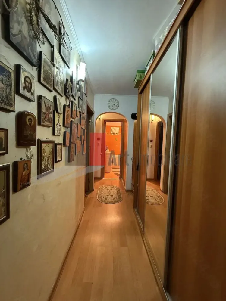 Apartament cu 3 camere de vanzare-Rahova-Dunavat-Salaj - Vă propun spre vânzare un apartament cu 3 camere, situat într-o zonă liniștită și verde Rahova-Dunăvăț, ideal pentru o familie care își dorește confort imediat, fără stresul unei renovări, cu balcon inchis, bucatarie open cu holul, aer conditionat, 2 bai, loc de parcare.
De ce să alegi acest apartament?
Investiție în Siguranță: Instalațiile electrice și sanitare au fost refăcute integral (cupru PPR), oferind garanția unui consum eficient și siguranță pe termen lung.
Eficiență Termică Maximă: Blocul este reabilitat termic, iar poziționarea la etajul 2 din 4 (etajul preferat în imobiliare) asigură facturi minime la întreținere și confort termic optim.
Gata de Mutare: Apartamentul este renovat cu finisaje moderne și se vinde parțial mobilat, facilitând o mutare rapidă.
Compartimentare Ideală: Fiind complet decomandat, spațiul oferă intimitate fiecărui membru al familiei.
Stare: Renovat, instalații noi, bloc anvelopat.