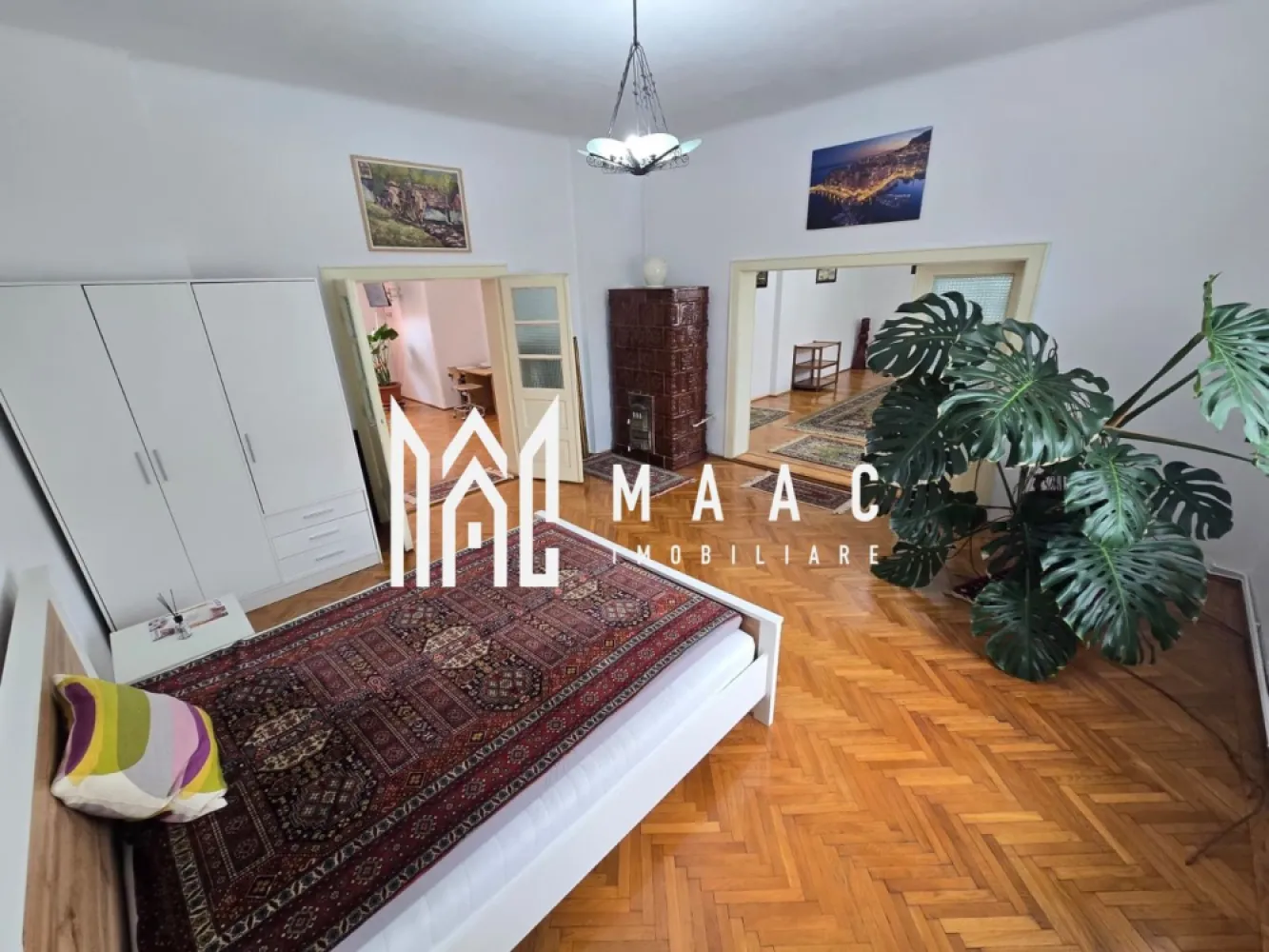 Apartament 4 camere 156 mpu zona Centrala Garaj Pivnita - De vanzare un apartament spatios situat la etajul 1 compus din 4 camere situata in zona Dealului Sibiu.

Apartamentul este unul spatios si luminos si este compartimentat astfel :

- hol mare la intrare
- baie 
- bucatarie separata si dispune de spatiu pentru depozitare
- living 
- 2 dormitoare 
- 1 dormitor separat pretabil pentru birou, dressing sau spatiu depozitare
- garaj de aproximativ 18 mp
- spatiu comercial 15 mp 
- pivnita inalta si uscata cu o suprafata de 25 mp

Pentru mai multe detalii specificati CP3076924 la telefon .